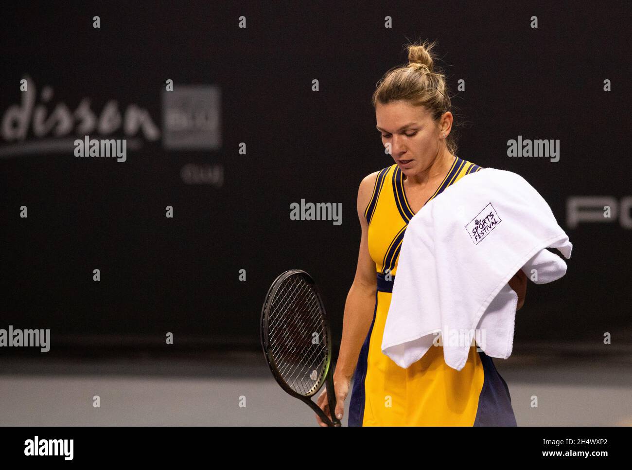 Simona Halep in azione durante una partita con Anette Kontaveit alla finale del torneo Transilvania Open WTA a Cluj, Romania 31 ottobre 2021 Foto Stock