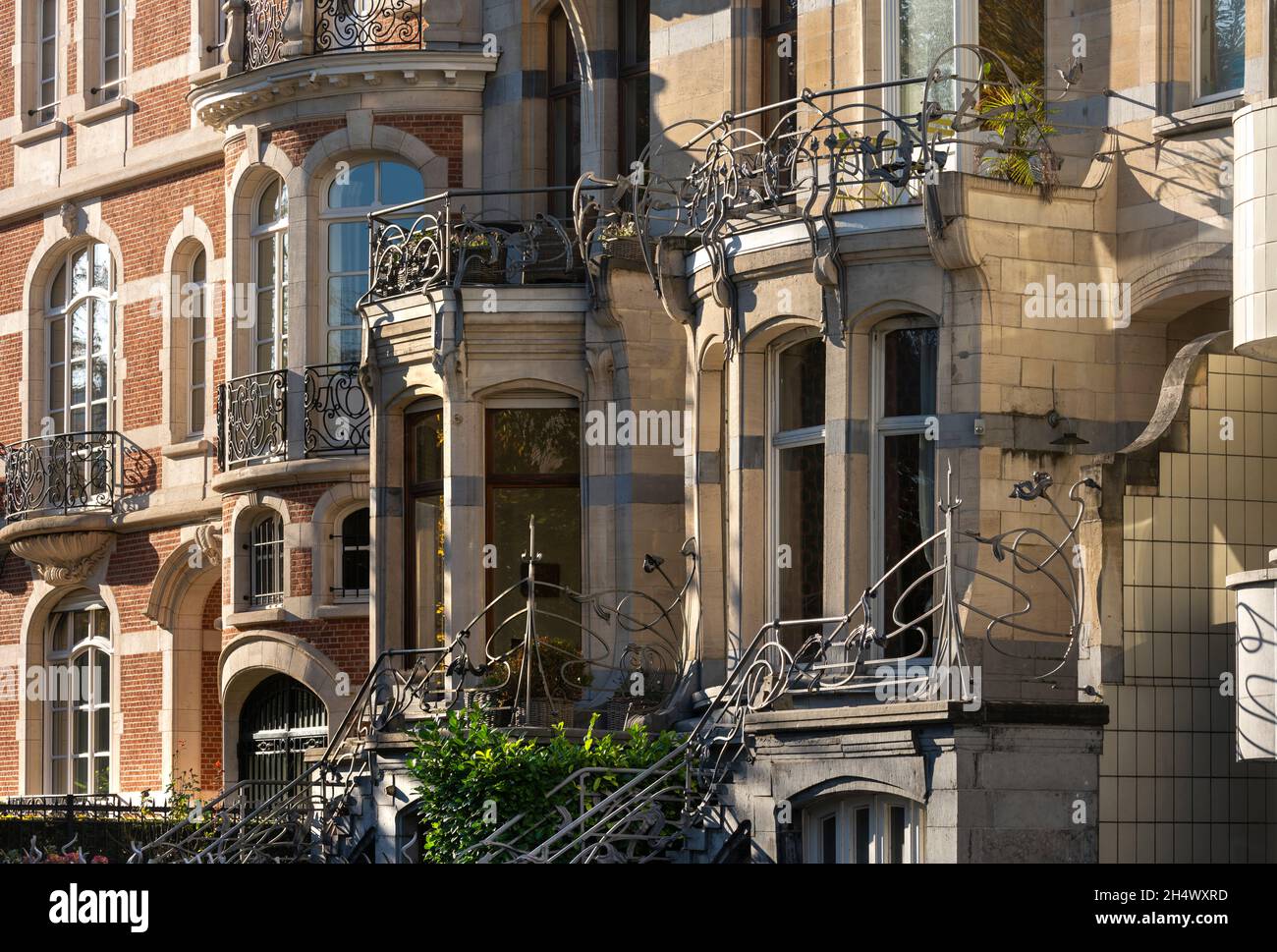 Brüssel, Bruxelles, Jugendstilhaus in der Avenue General de Gaulle, Maison Flagey, Fassade mit schmiedeeisernem Geländer Foto Stock