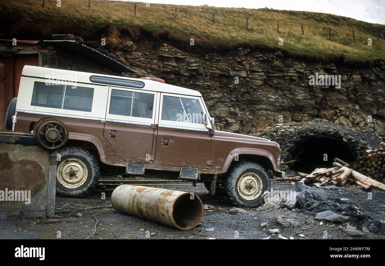 Land Rover Defender County LWB in un viaggio su strada 4x4 lungo il percorso di guida piste verdi in Inghilterra e Galles 1983 Foto Stock