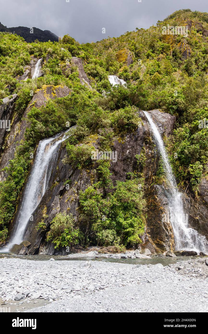 Piccola cascata doppia vicino al Ghiacciaio Franz Joseph. Nuova Zelanda, Isola del Sud Foto Stock