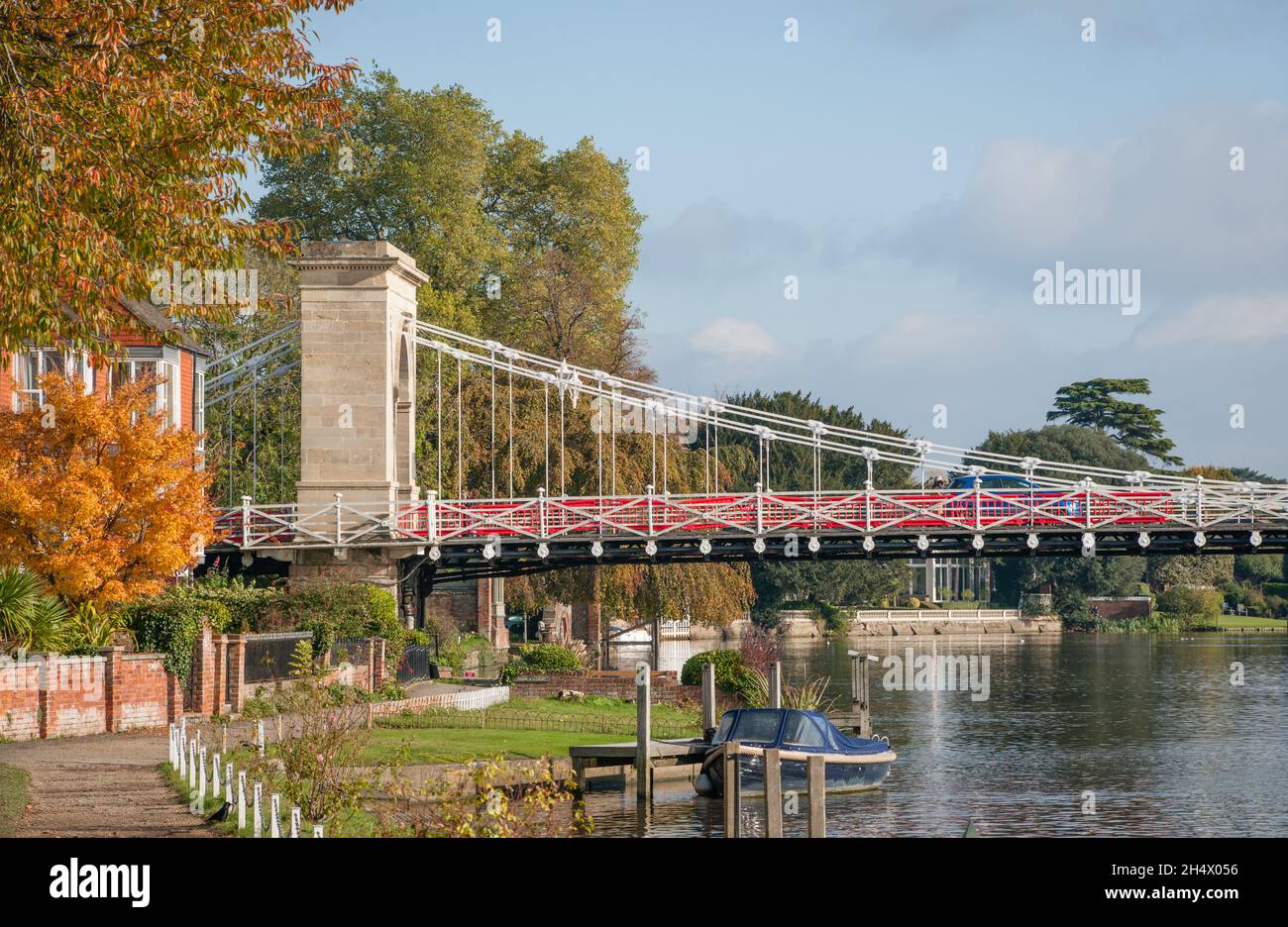 Marlow Bridge sul Tamigi tra la città di Marlow, Buckinghamshire e il villaggio di Bisham, Berkshire. Foto Stock