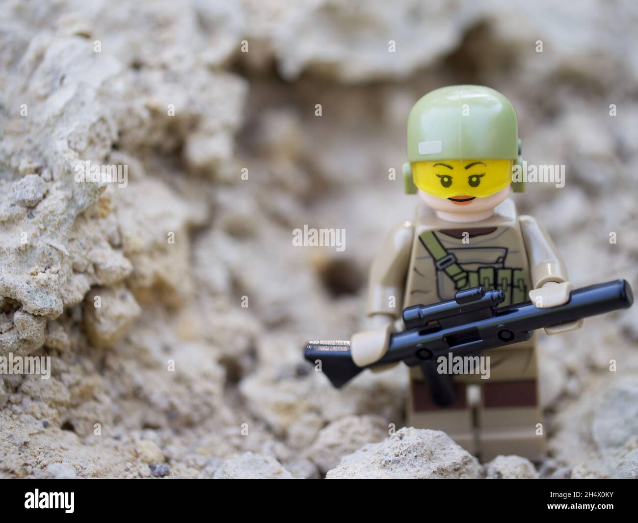 Chernihiv, Ucraina, 13 luglio 2021. Minifcifra di una ragazza in uniforme militare con una pistola, un primo piano. Editoriale illustrativo. Foto Stock