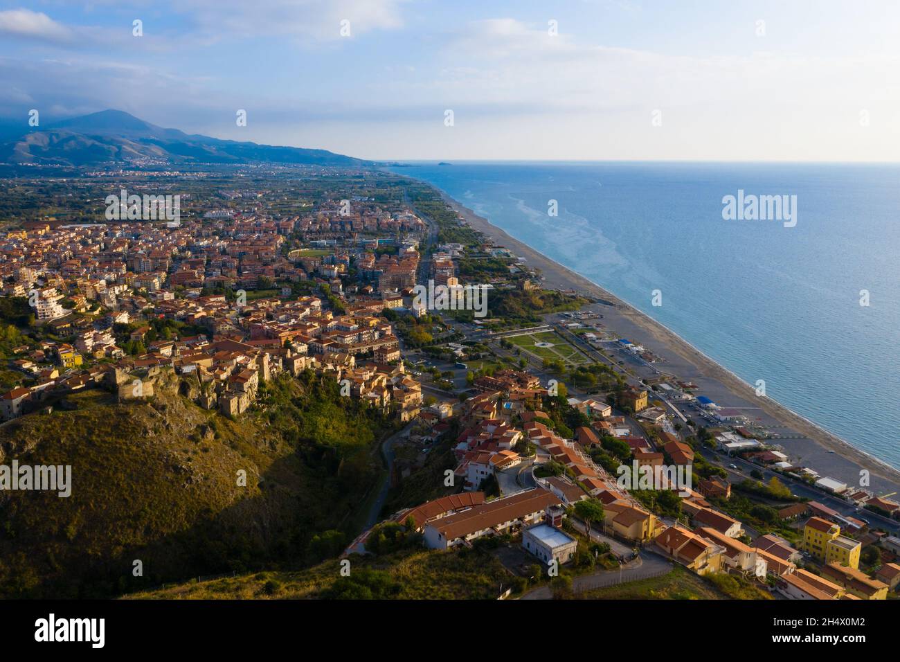 Veduta aerea della città di Scalea e della costa marina al sole, provincia di Cosenza, regione Calabria, sud Italia. Foto Stock