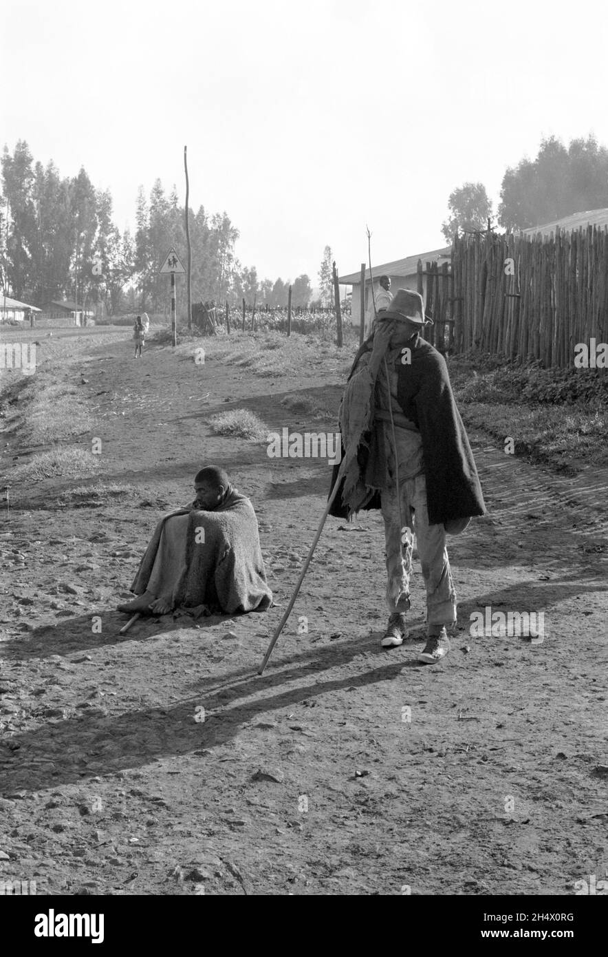 Africa, Etiopia, Regione di Amhara, villaggio di Durbete, 1976. Poveri uomini sulla strada. Foto Stock