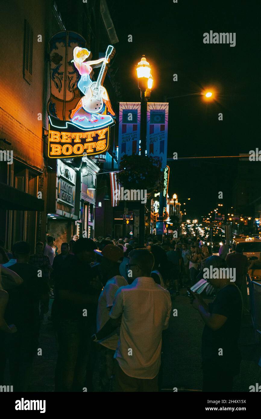 Broadway è una delle strade principali del centro di Nashville, Tennessee. Include Lower Broadway, rinomata per i toni onky. Foto Stock