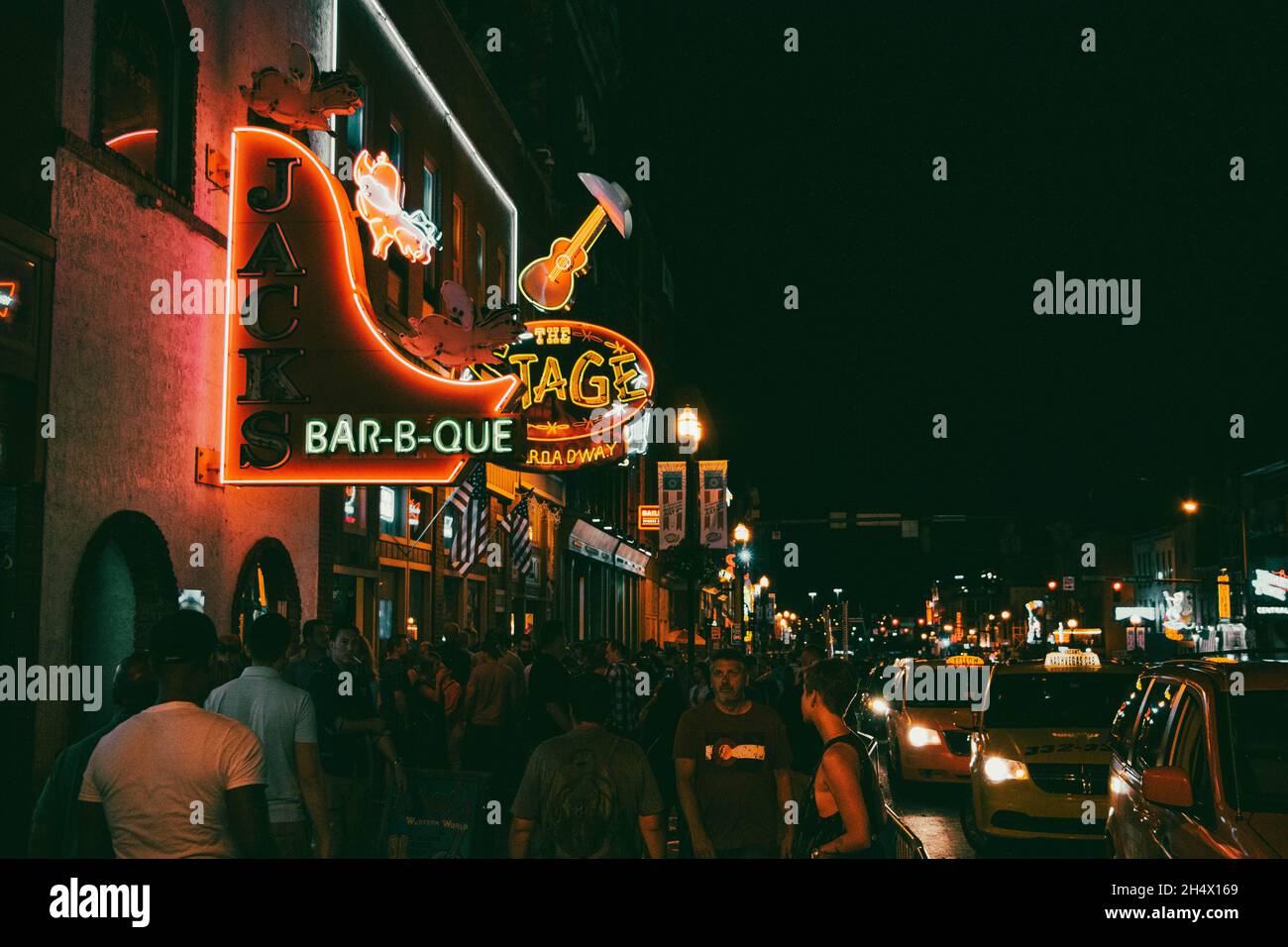 Broadway è una delle strade principali del centro di Nashville, Tennessee. Include Lower Broadway, rinomata per i toni onky. Foto Stock