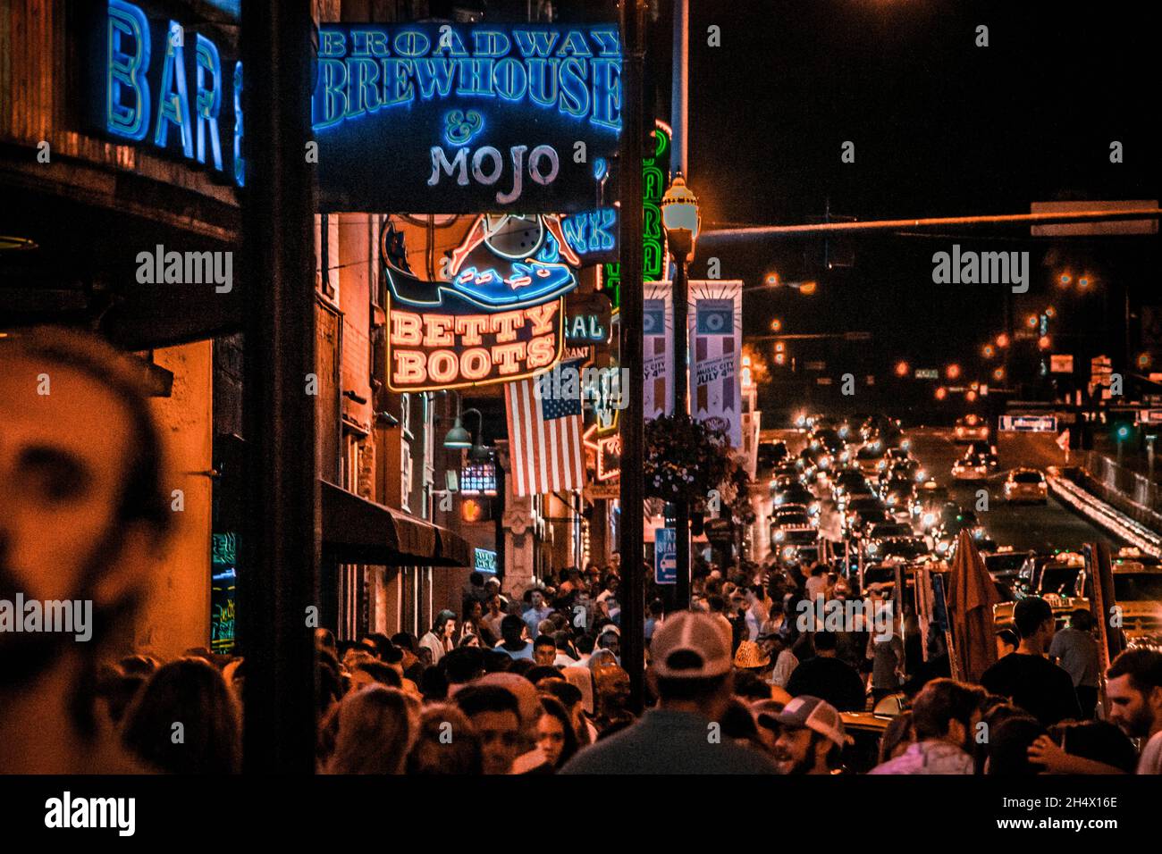 Broadway è una delle strade principali del centro di Nashville, Tennessee. Include Lower Broadway, rinomata per i toni onky. Foto Stock