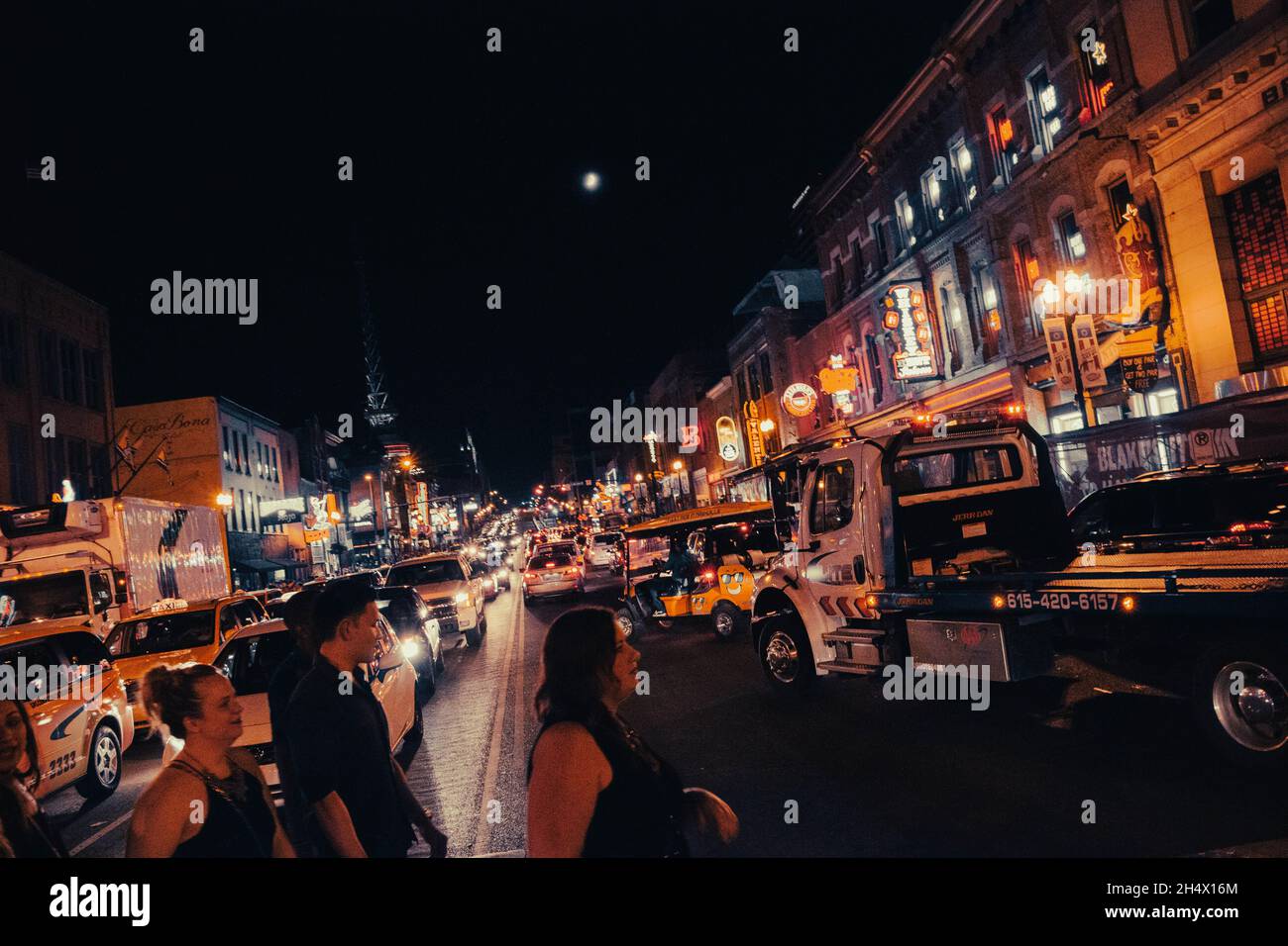 Broadway è una delle strade principali del centro di Nashville, Tennessee. Include Lower Broadway, rinomata per i toni onky. Foto Stock