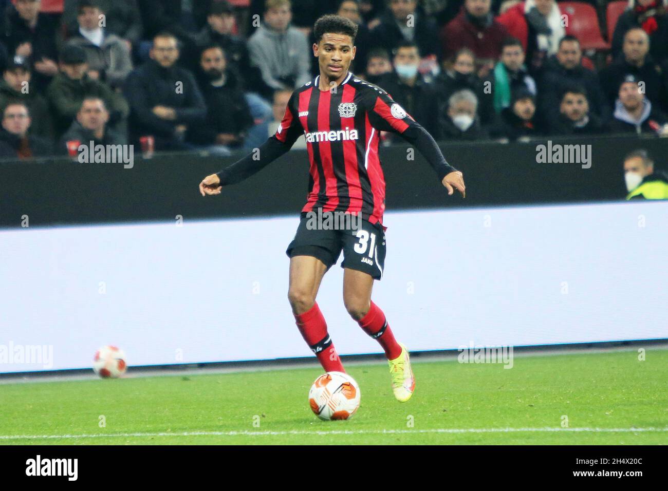 Amino Adli di Bayer Leverkusen durante la UEFA Europa League, partita di calcio del Gruppo G tra Bayer Leverkusen e Real Betis Balompie il 4 novembre 2021 alla BayArena di Leverkusen, Germania - Foto: Laurent Lairys/DPPI/LiveMedia Foto Stock