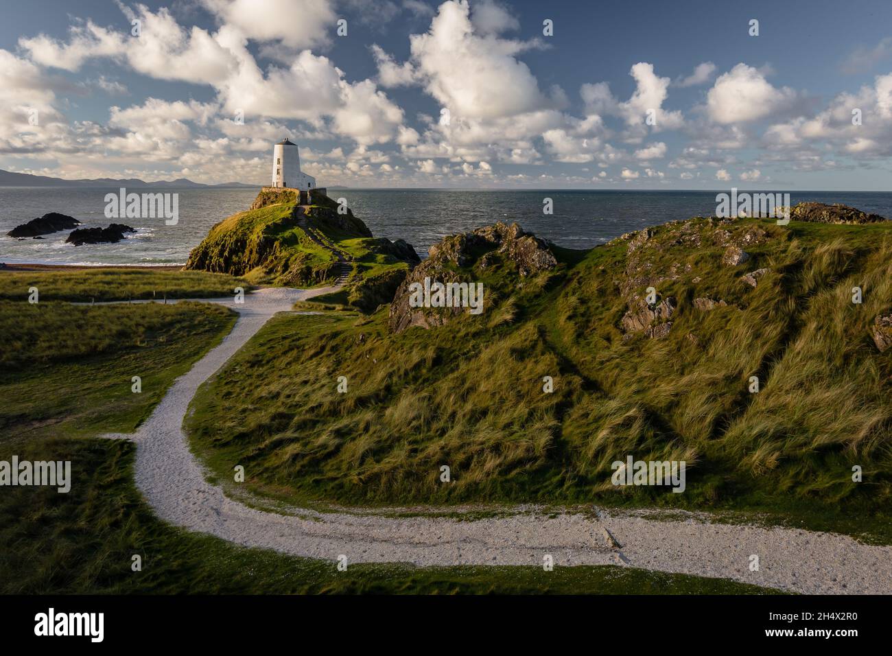 Faro dell'isola di Llanddwyn, Twr Mawr, Ynys Llanddwyn su Ynys Mon (Anglesey), Galles del Nord. Foto Stock