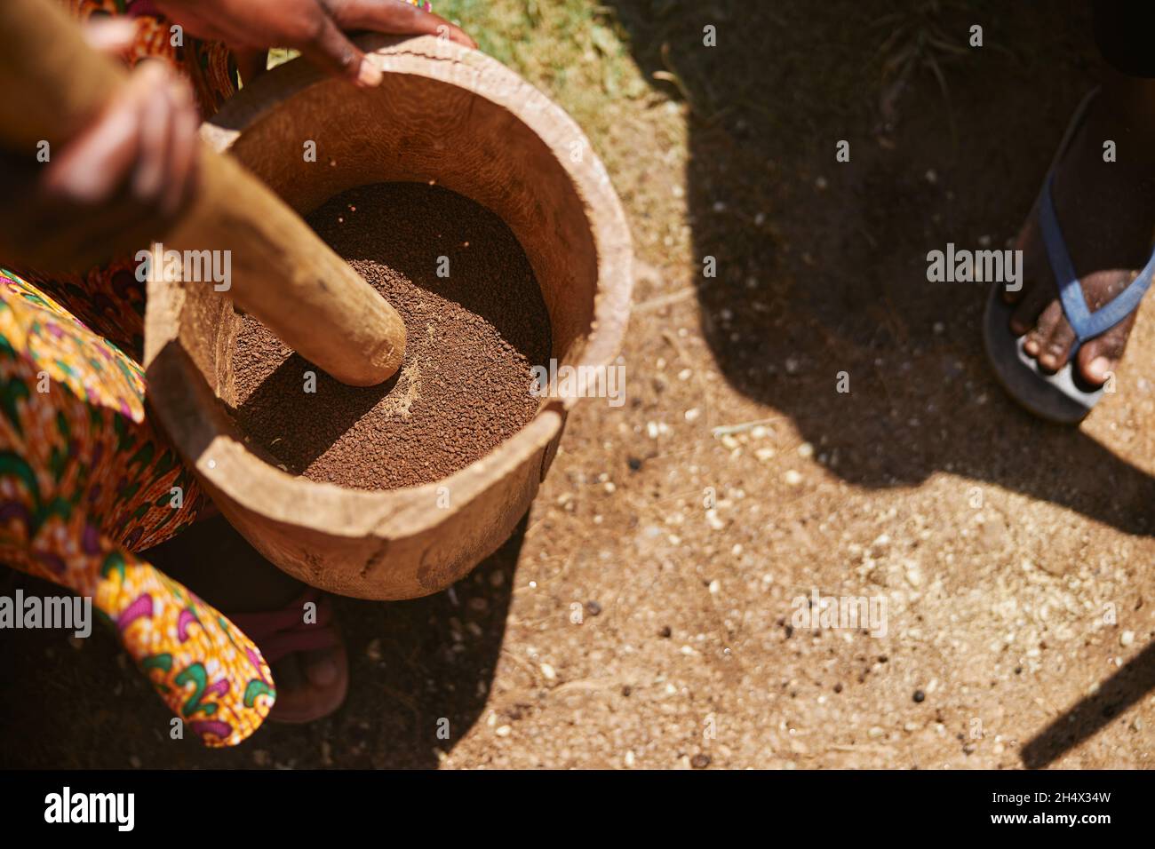 Processo tradizionale africano di torrefazione del caffè da parte di tribù locali nelle regioni di montagna Foto Stock