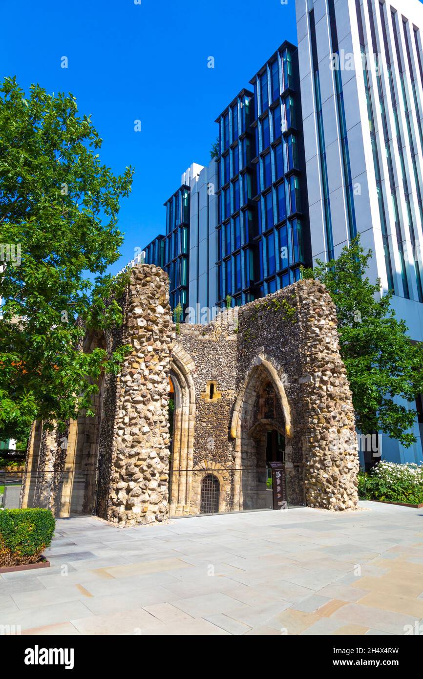 Rovine della chiesa medievale di St Alphage London Wall, Barbican, Londra, Regno Unito Foto Stock