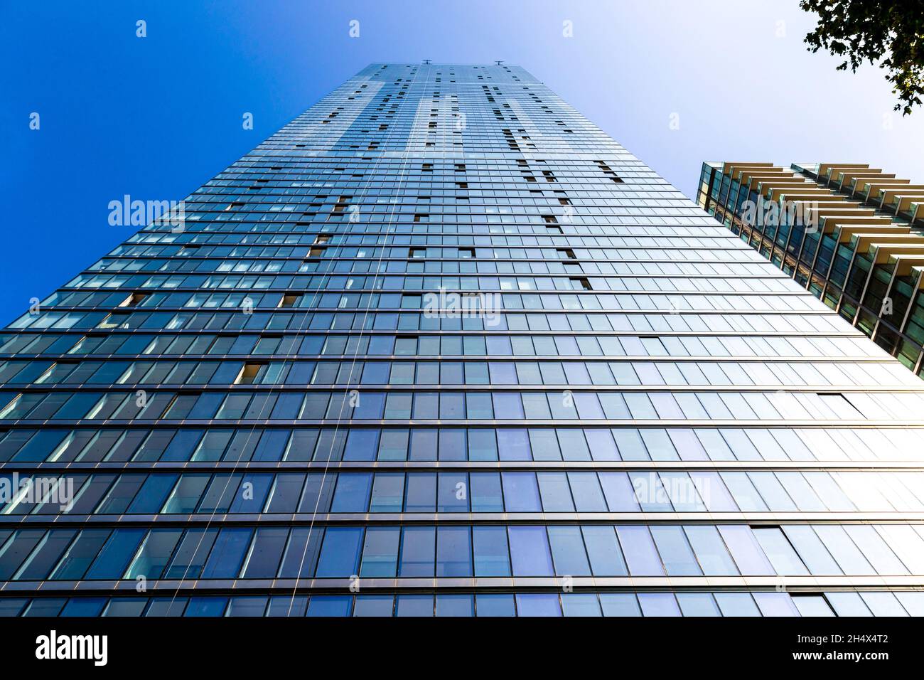 Facciata in vetro del grattacielo residenziale Landmark Pinnacle in CanaryWharf, Londra, Regno Unito Foto Stock