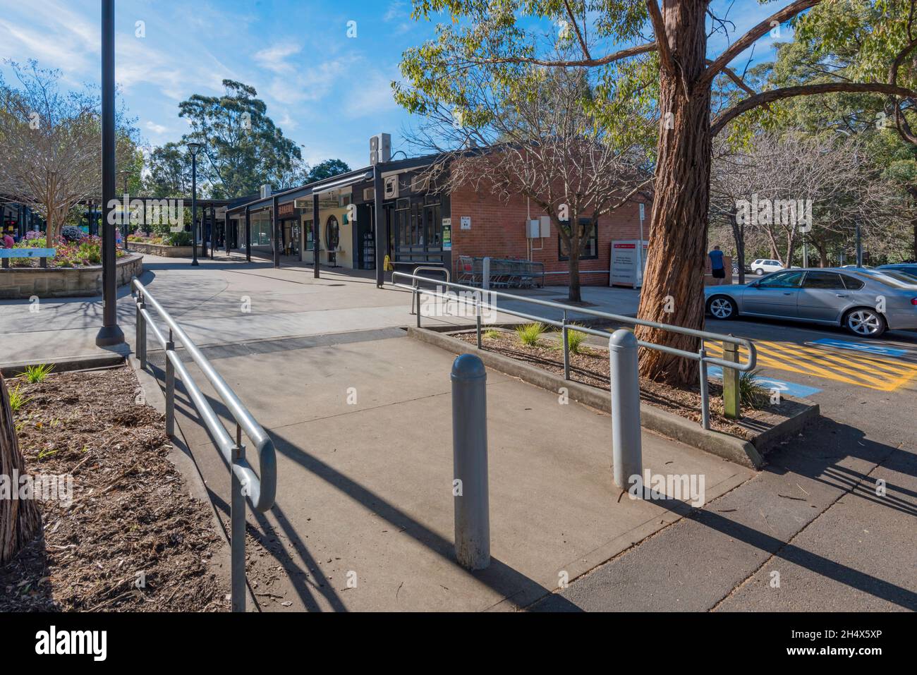 Philip Mall a West Pymble, Sydney è una serie di rivenditori indipendenti in un'area divisa da giardini rialzati e circondata da case e alberi di gomma Foto Stock