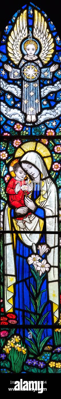 La lunga e stretta rappresentazione della Vergine e del Bambino di J. E. Nuttgens (1944), Doddington Church, Northumberland, Regno Unito Foto Stock