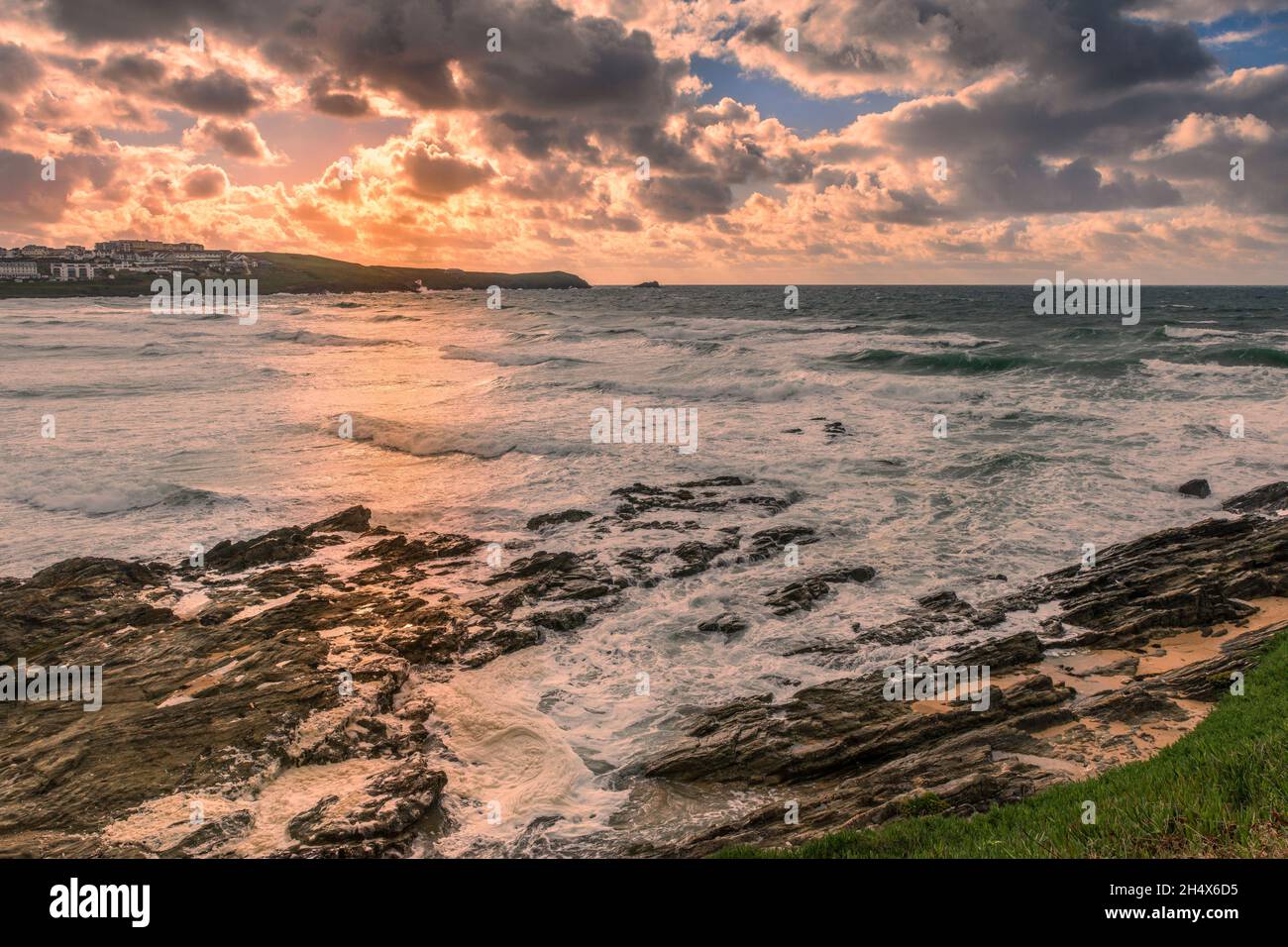 Luce solare serale sulla baia di Fistral a Newquay in Cornovaglia. Foto Stock