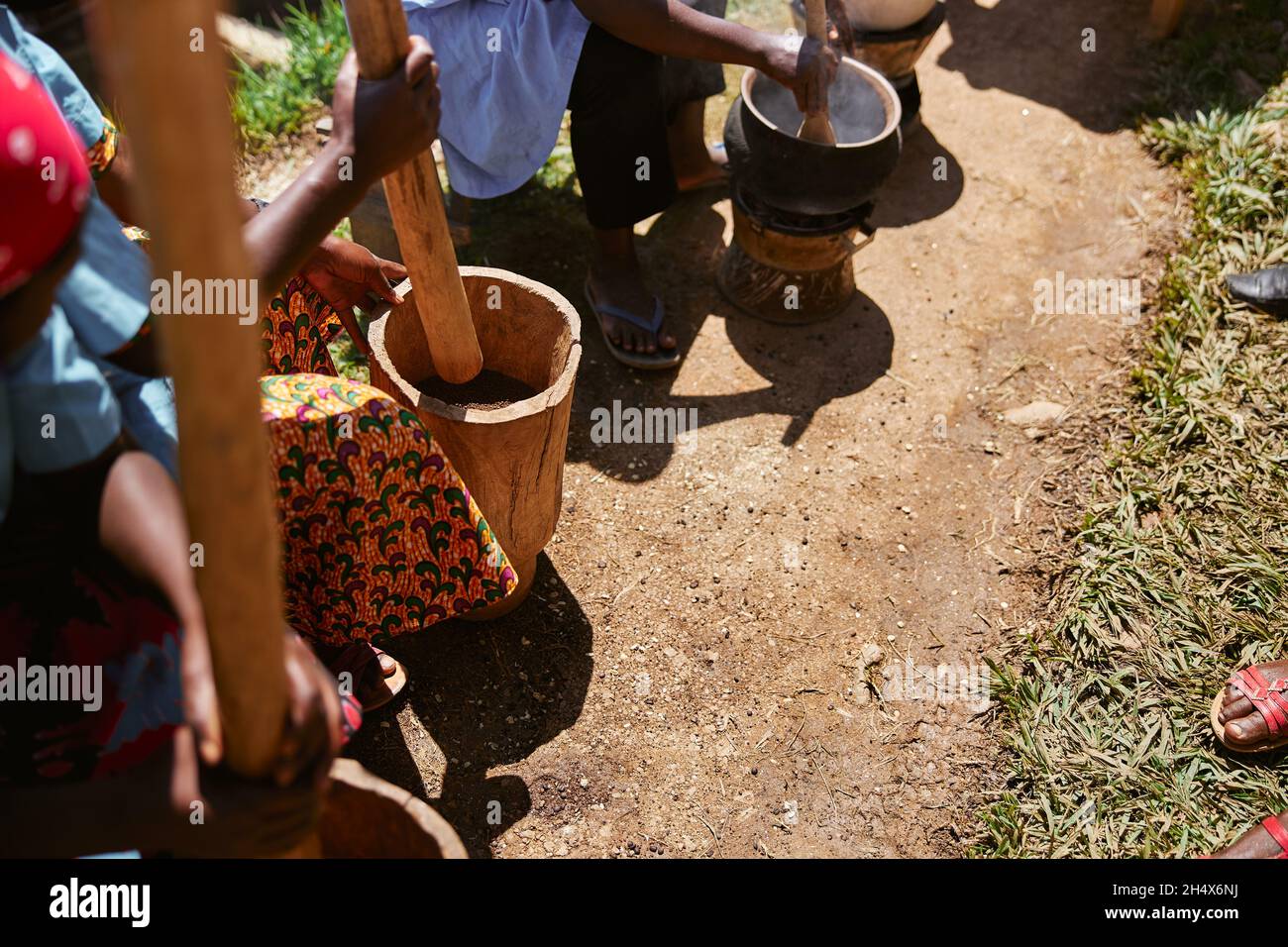 Processo tradizionale africano di torrefazione del caffè da parte di tribù locali nelle regioni di montagna Foto Stock