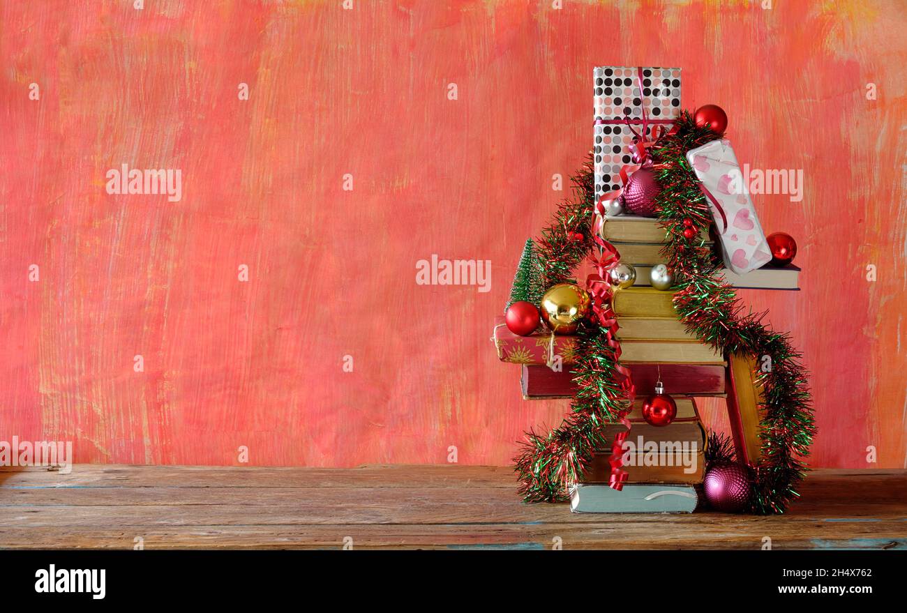 Dando libri per natale con decoration.Reading di natale, letteratura, istruzione, regalo, presente, concetto di festa cristiana, spazio di copia Foto Stock