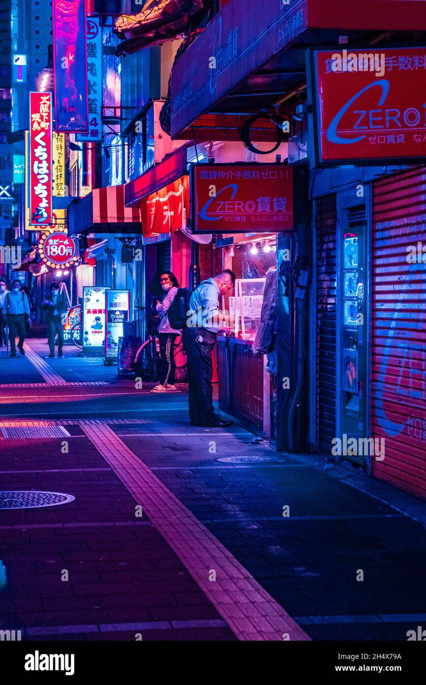 Notte ad Osaka-Kobe in Giappone con lo stile cyberpunk. Colore cyberpunk per la fotografia di strada notturna. Foto Stock