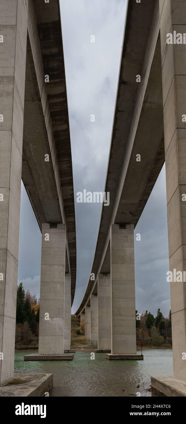 Ponte sul lago Bajer a Fužine Foto Stock