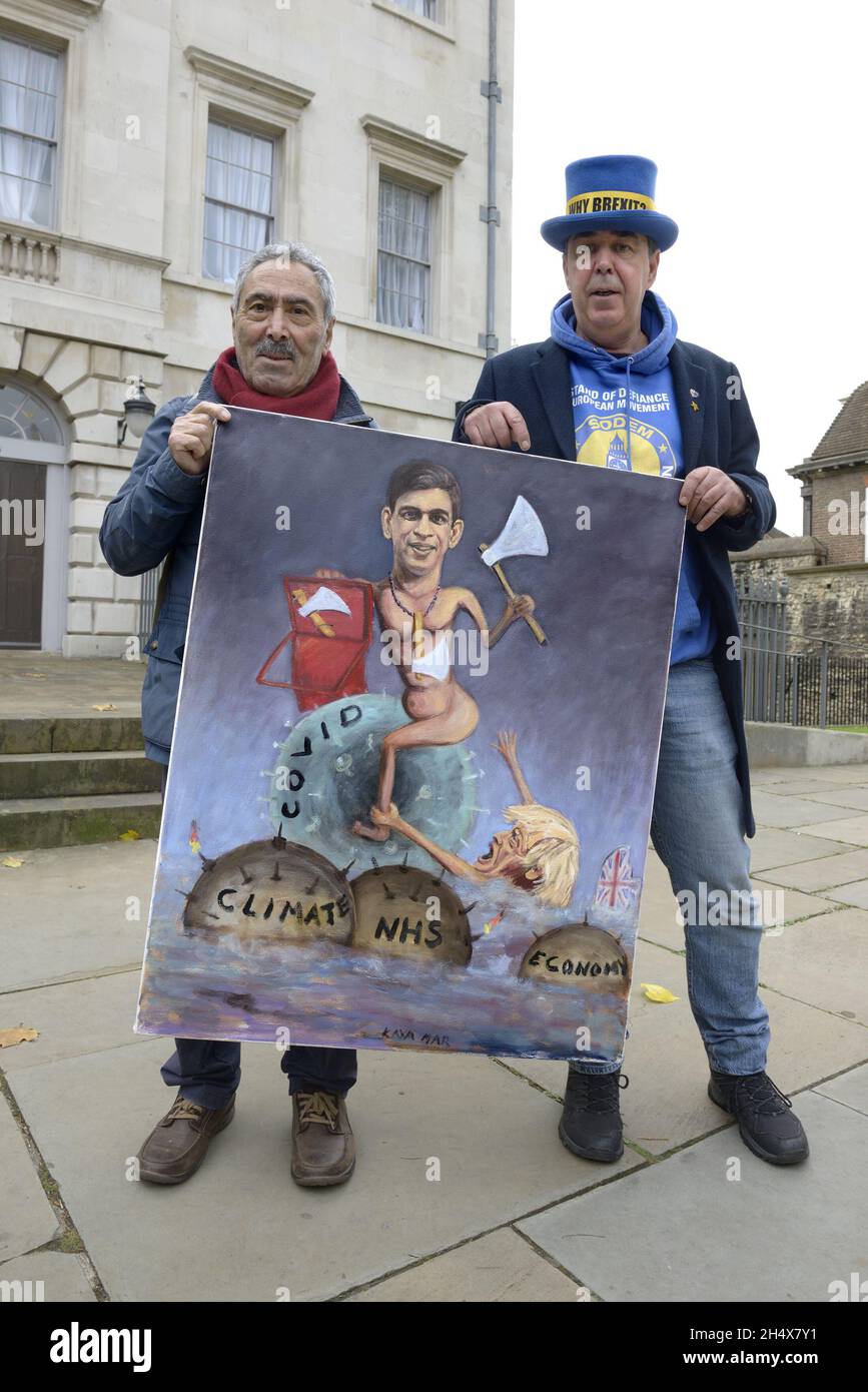 L'artista Kaya Mar (a sinistra) e l'attivista Steve Bray il Budget Day, 27 ottobre 2021, con l'ultima opera satirica di Kaya del Cancelliere Rishi Sunak Foto Stock
