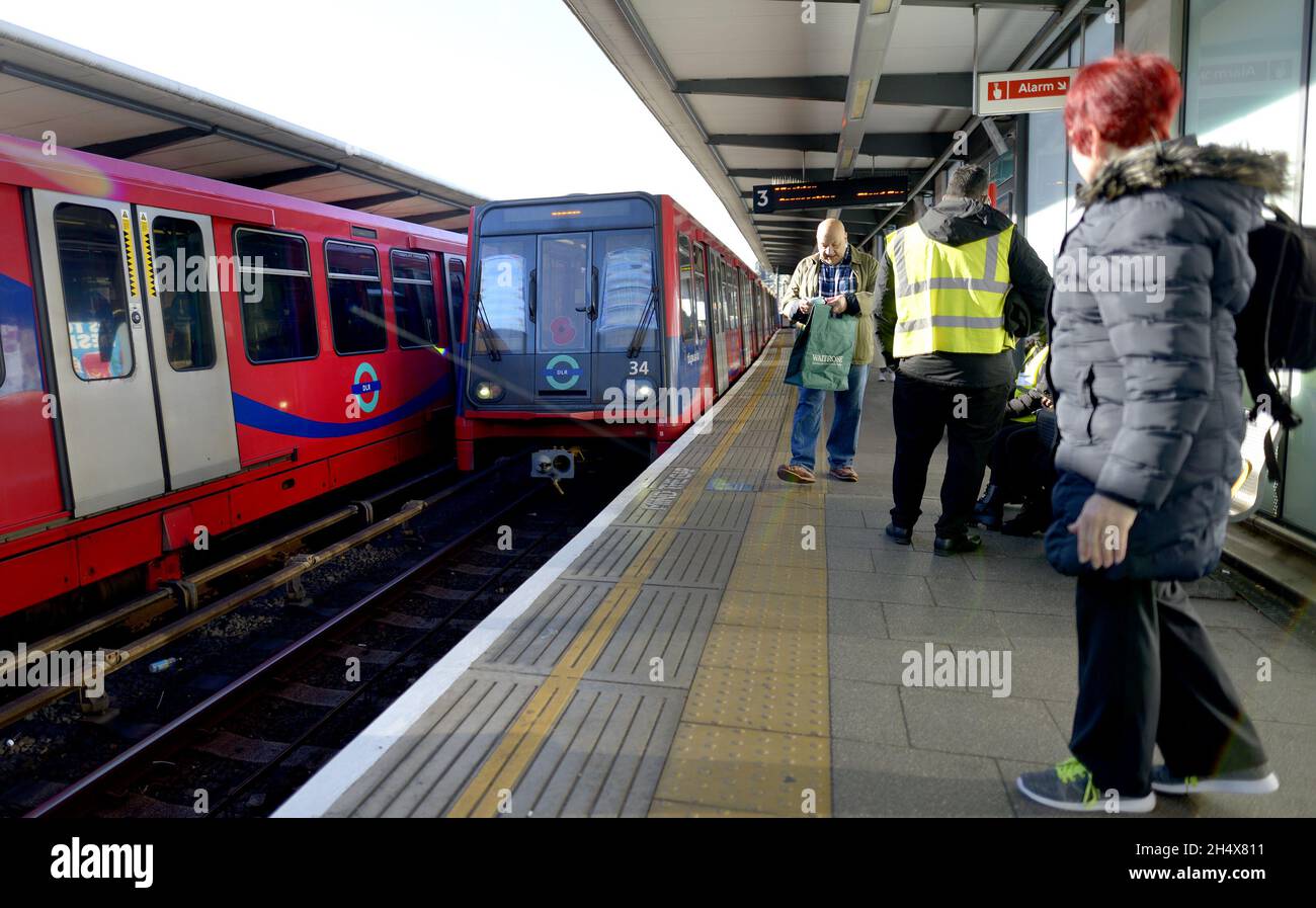 Londra, Inghilterra, Regno Unito. DLR / Docklands Light Railway - treno ad una piattaforma della Stazione di Limehouse Foto Stock