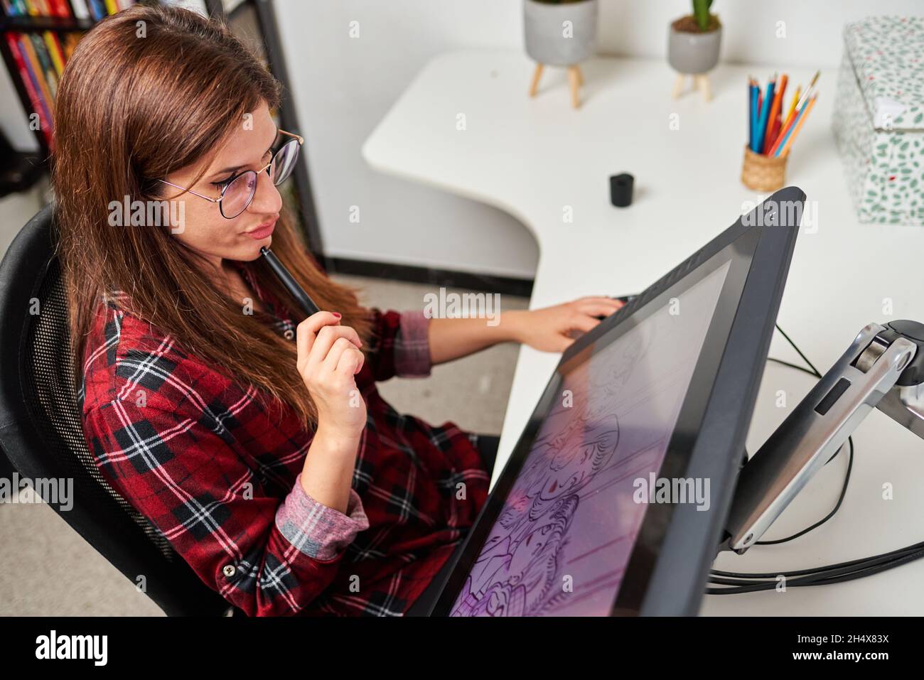 Immagini Stock - Bambina Disegna Su Una Tavoletta Grafica Mentre È Seduta A  Un Tavolo Con Un Laptop. Image 125150357