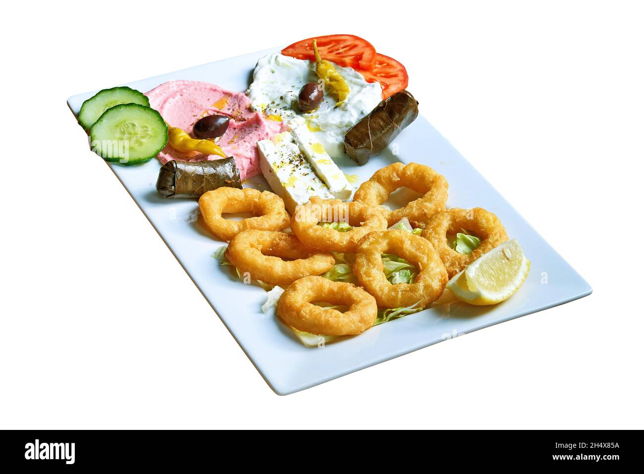 Colpo di mezze greche sul piatto. Isolato su bianco con tracciato di ritaglio Foto Stock