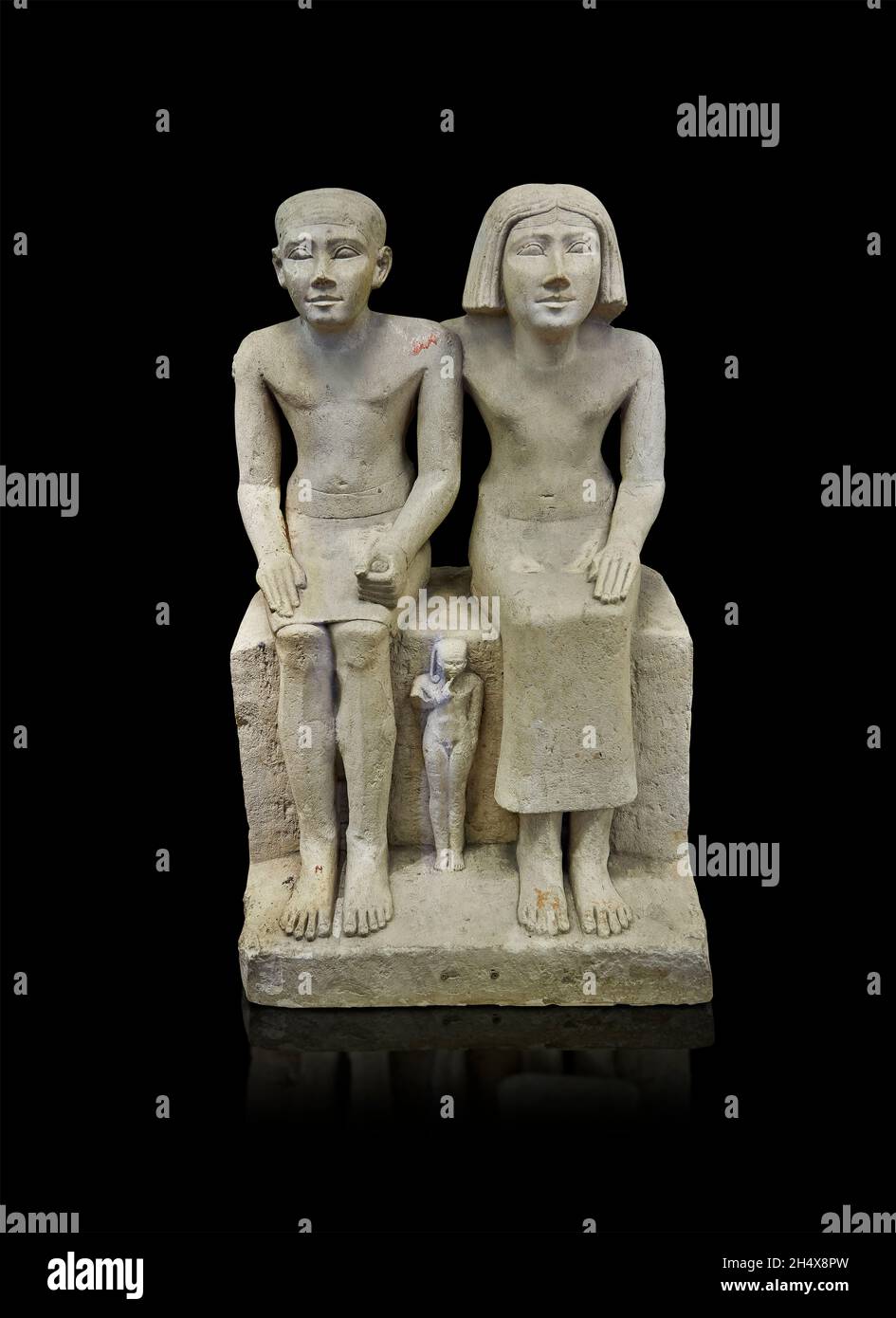Statua egiziana scultura di una coppia sposata e figlio, 2620-2500, dinastia 4yj, calcare. Museo del Louvre A44. Foto Stock