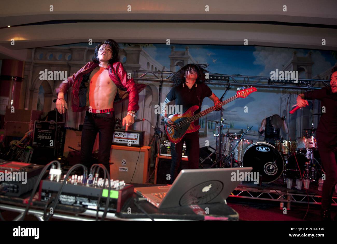Il CROSSFAITH si esibisce sul palco durante il Tour dei Vans Warped all'Alexandra Palace, Londra. Foto Stock