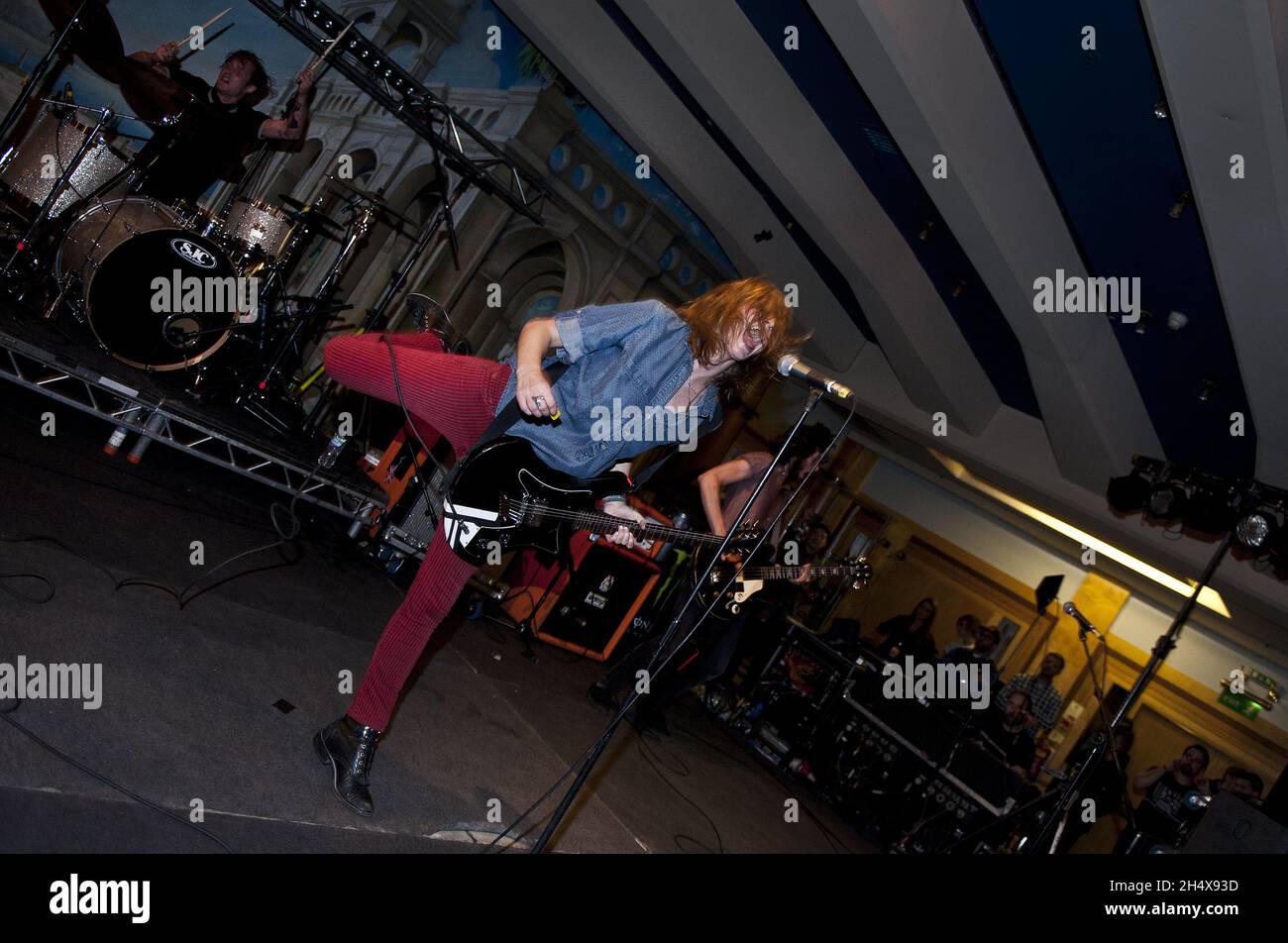 Emily Armstrong di Dead Sara si esibisce sul palco durante il Tour dei Vans Warped all'Alexandra Palace di Londra. Foto Stock