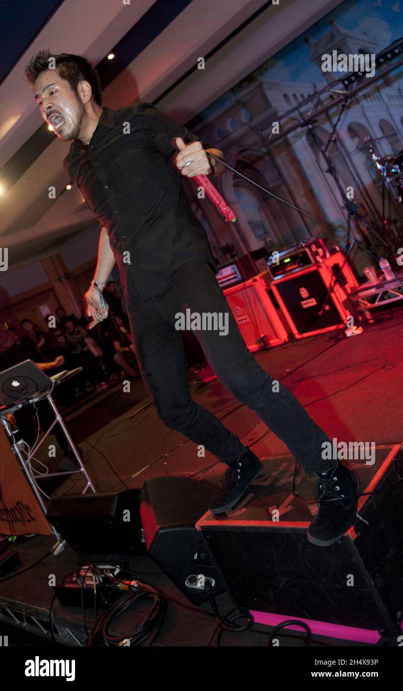 Il CROSSFAITH si esibisce sul palco durante il Tour dei Vans Warped all'Alexandra Palace, Londra. Foto Stock