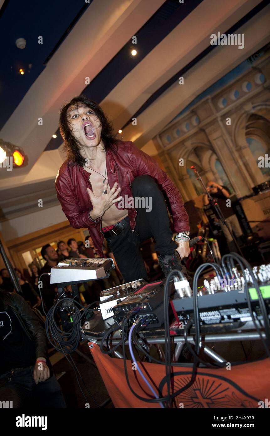 Il CROSSFAITH si esibisce sul palco durante il Tour dei Vans Warped all'Alexandra Palace, Londra. Foto Stock