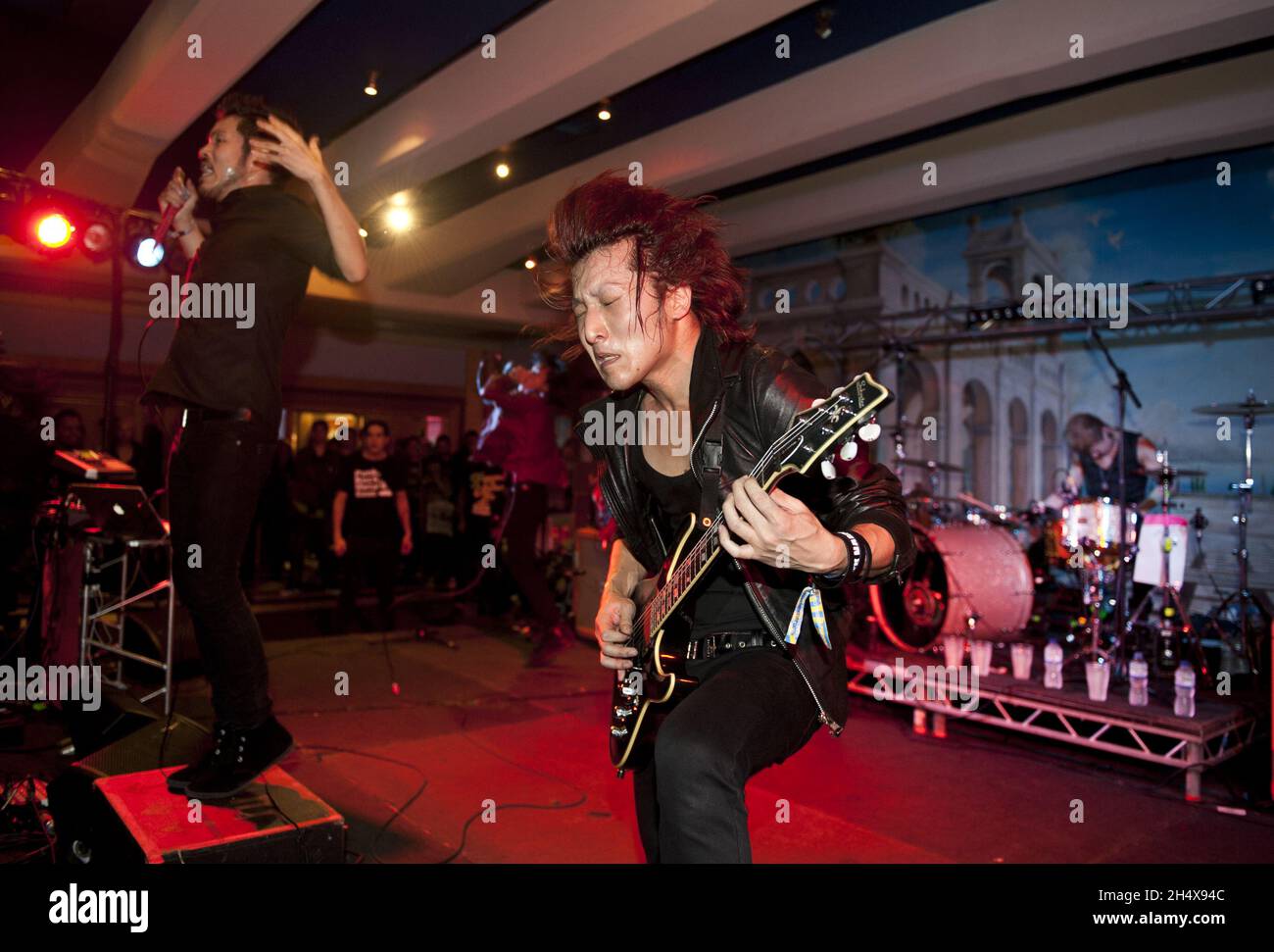 Il CROSSFAITH si esibisce sul palco durante il Tour dei Vans Warped all'Alexandra Palace, Londra. Foto Stock