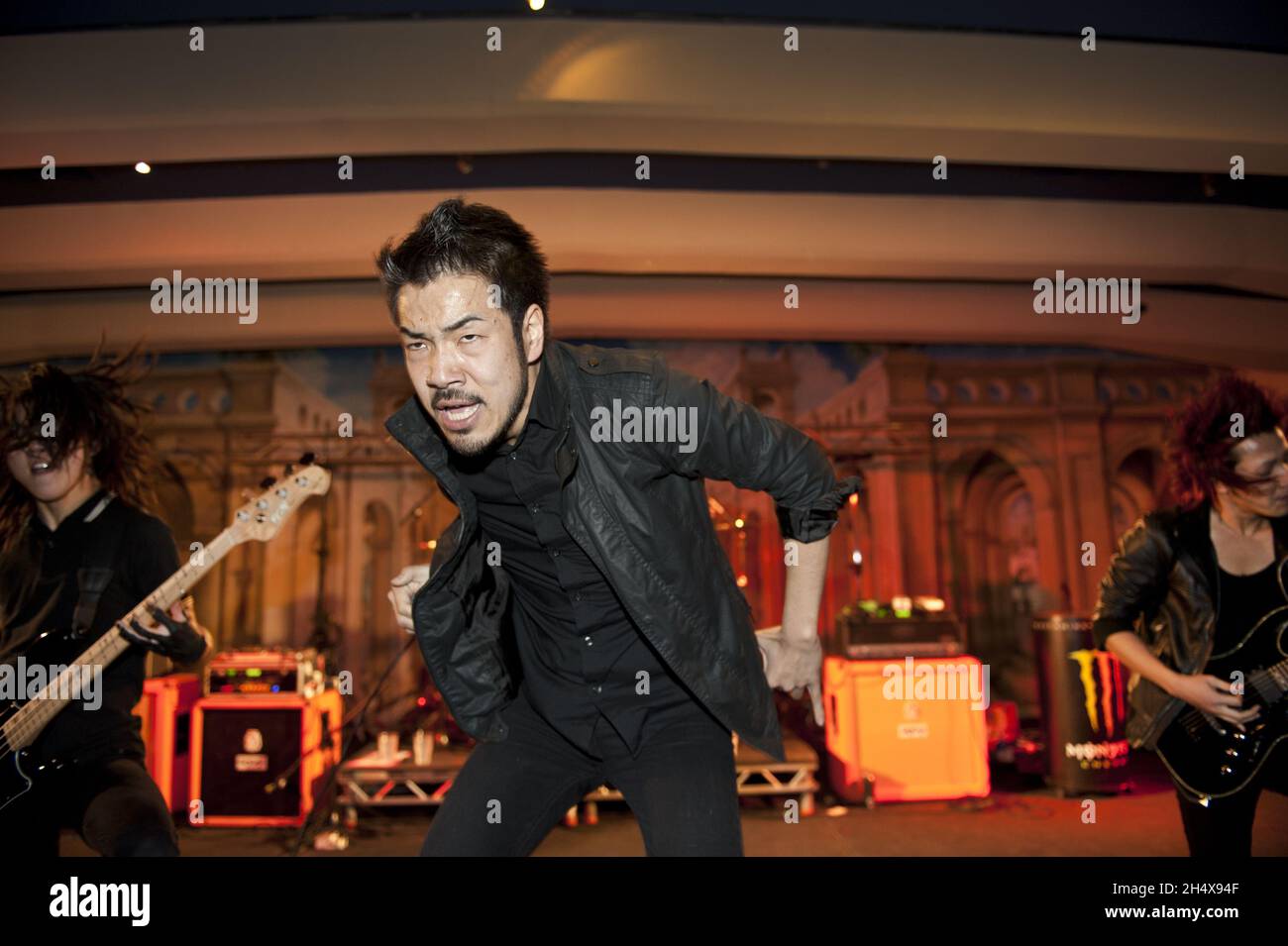 Il CROSSFAITH si esibisce sul palco durante il Tour dei Vans Warped all'Alexandra Palace, Londra. Foto Stock