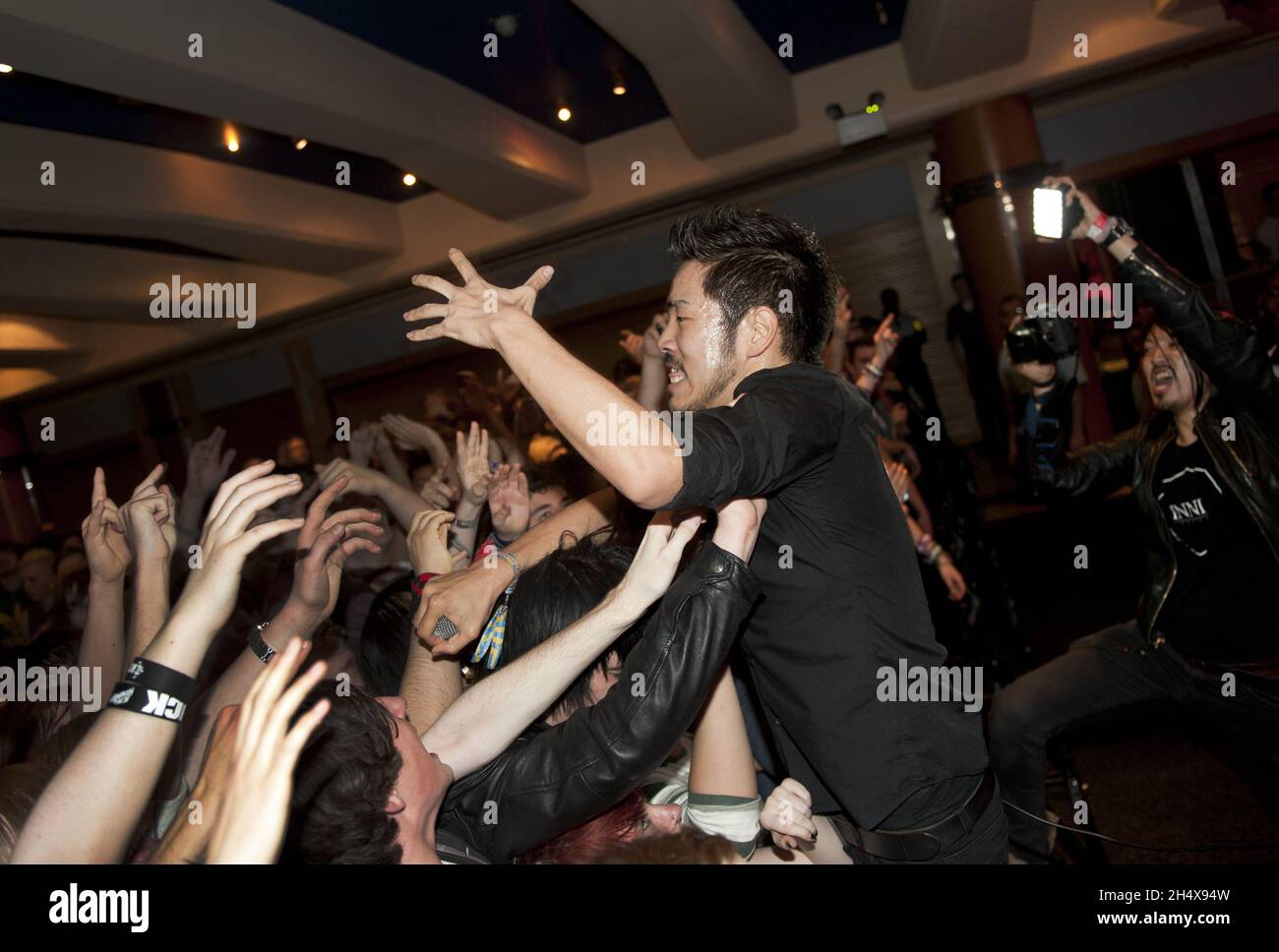 Il CROSSFAITH si esibisce sul palco durante il Tour dei Vans Warped all'Alexandra Palace, Londra. Foto Stock