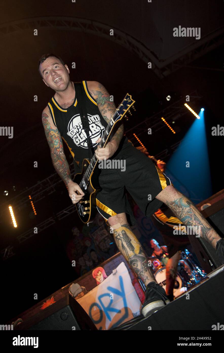 Chad Gilbert di New Found Glory che si esibisce sul palco durante il Tour dei Vans Warped ad Alexandra Palace, Londra. Foto Stock