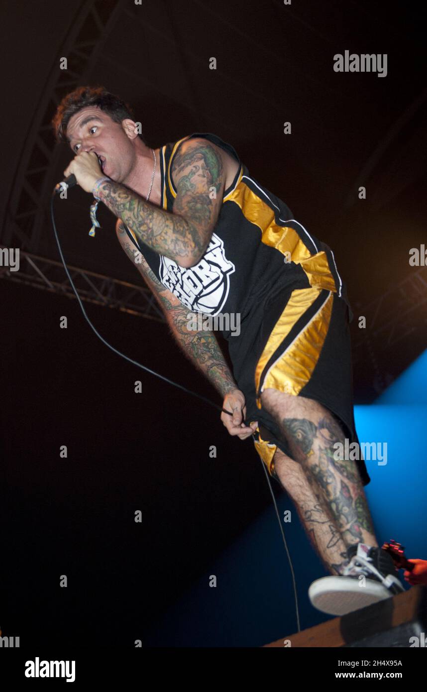 Jordan Pundik of New Found Glory, che si esibisce sul palco durante il Tour dei Vans Warped all'Alexandra Palace di Londra. Foto Stock