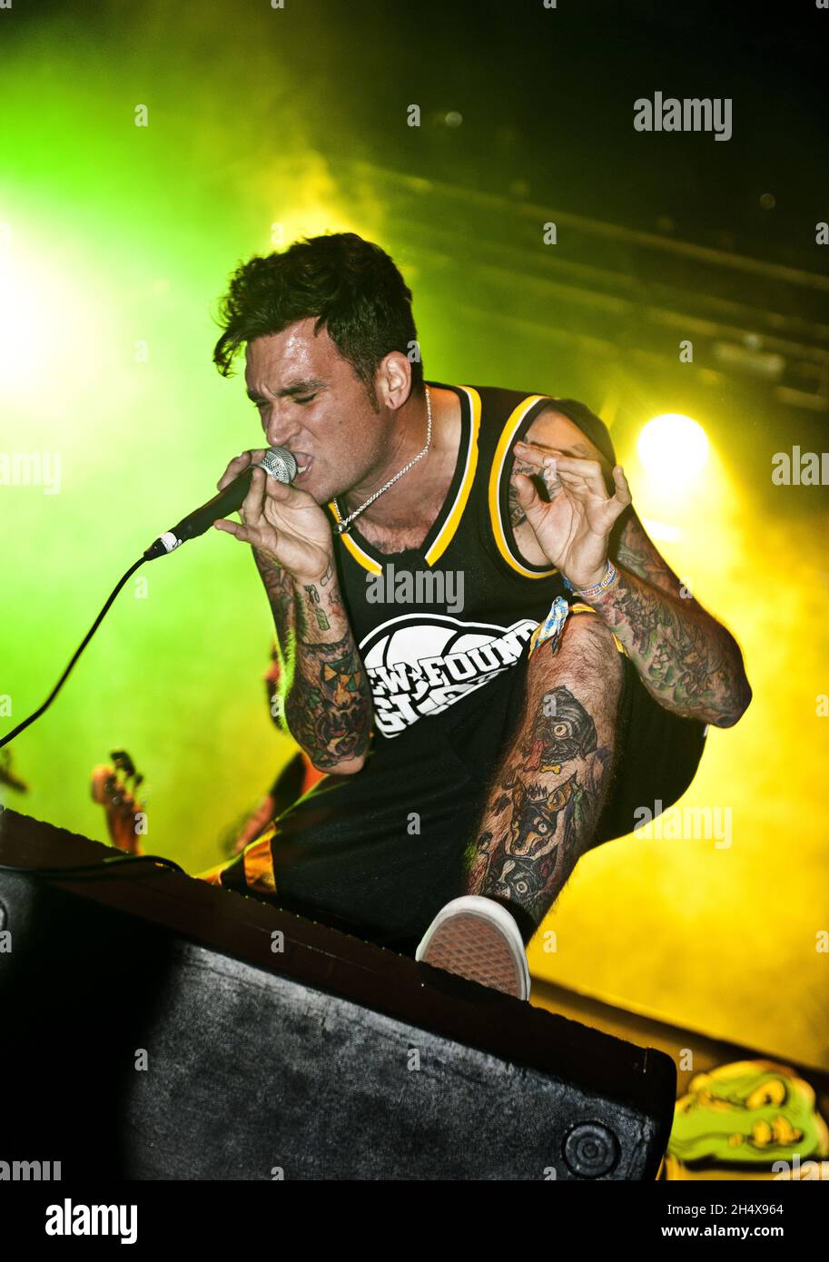 Jordan Pundik of New Found Glory, che si esibisce sul palco durante il Tour dei Vans Warped all'Alexandra Palace di Londra. Foto Stock