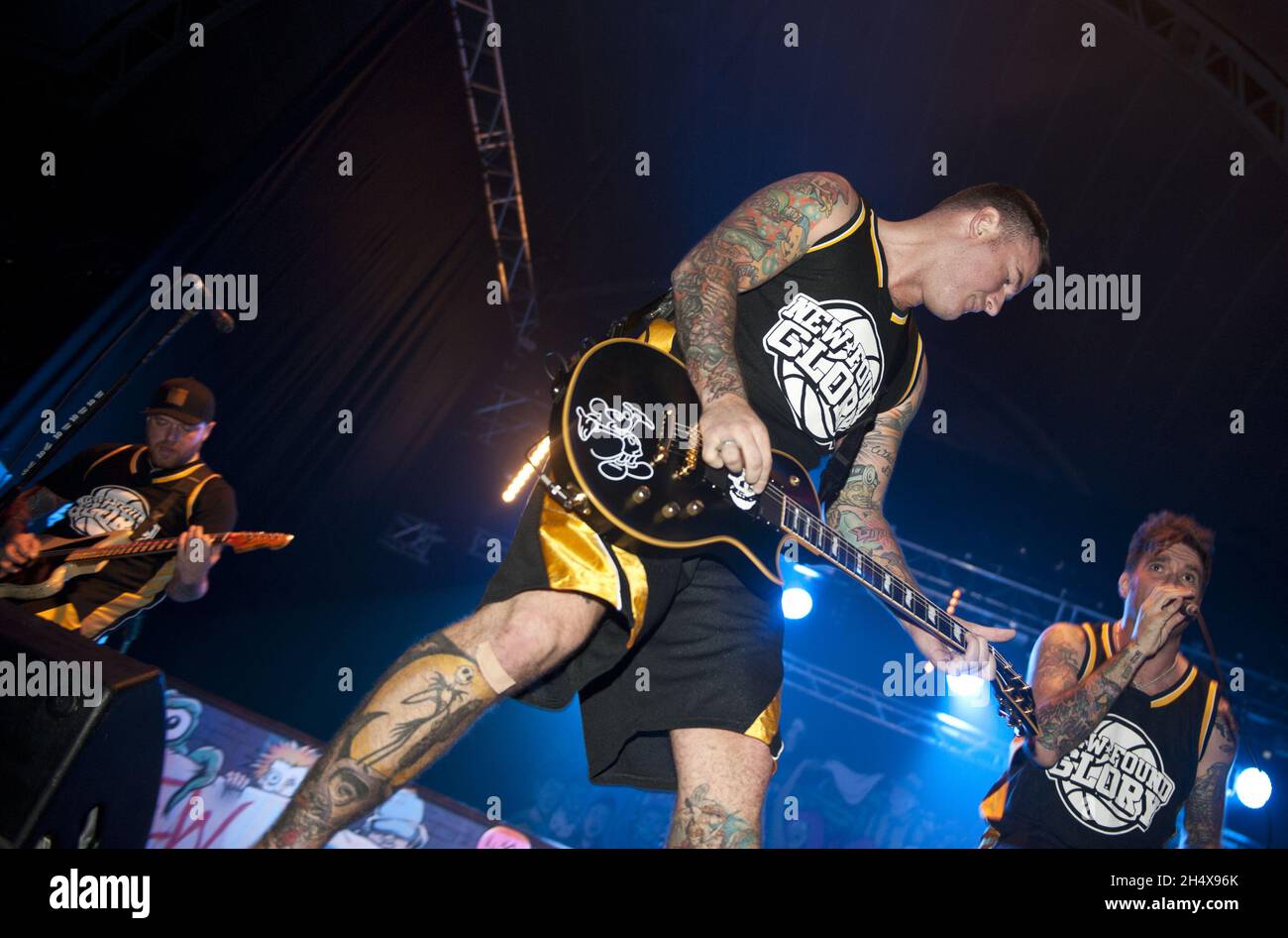 Chad Gilbert di New Found Glory che si esibisce sul palco durante il Tour dei Vans Warped ad Alexandra Palace, Londra. Foto Stock