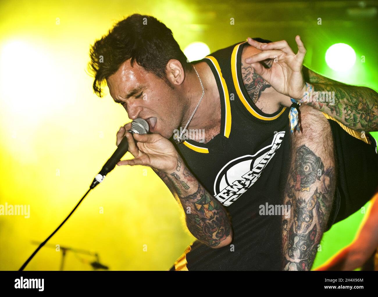 Jordan Pundik of New Found Glory, che si esibisce sul palco durante il Tour dei Vans Warped all'Alexandra Palace di Londra. Foto Stock
