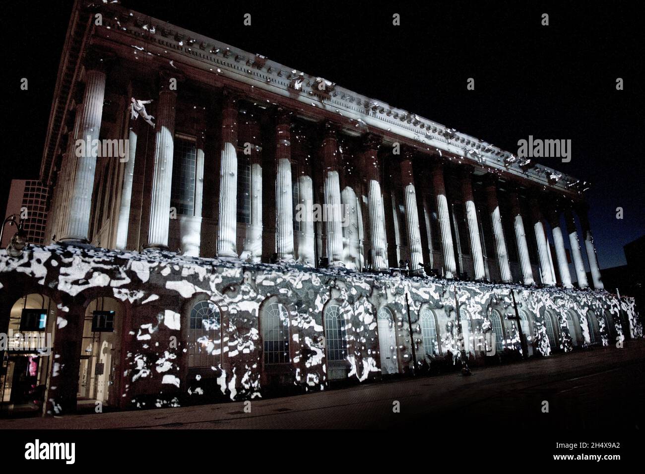 Proiezioni 3D sul municipio di Birmingham creato da Seeper durante Wings of Desire, la performance di chiusura dell'International Dance Festival, a Victoria Square a Birmingham. Foto Stock