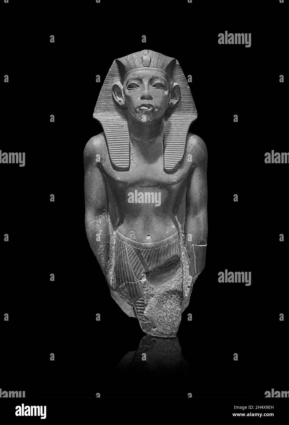 Statua egiziana scultura del re Amenemhat III, 1843-1798 a.C., XII dinastia. Museo del Louvre N 464. Amenemhat (in piedi, nemi acconciatura, chendjit loinc Foto Stock