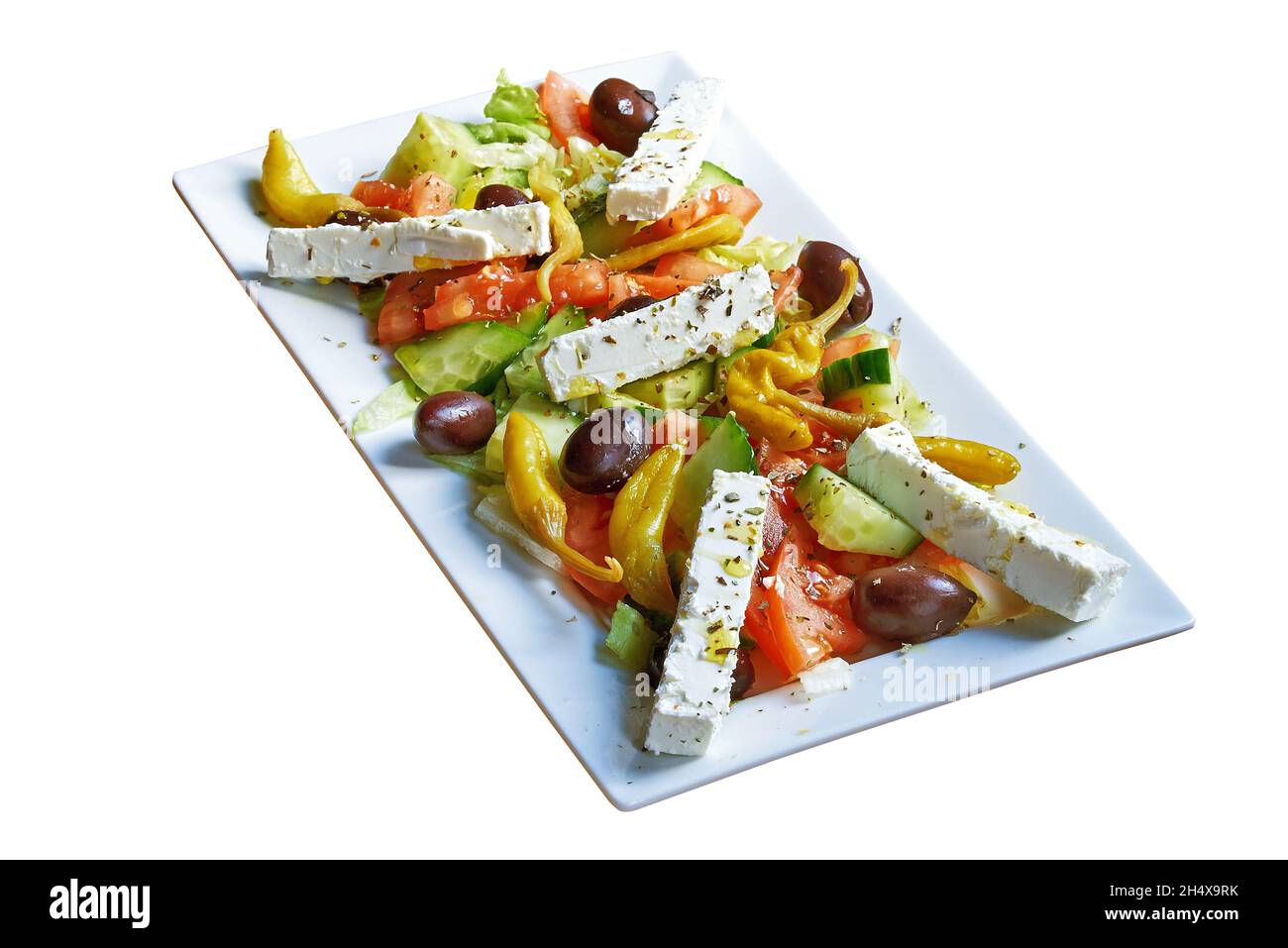 Shot di insalata greca sul piatto. Isolato su bianco con tracciato di ritaglio Foto Stock