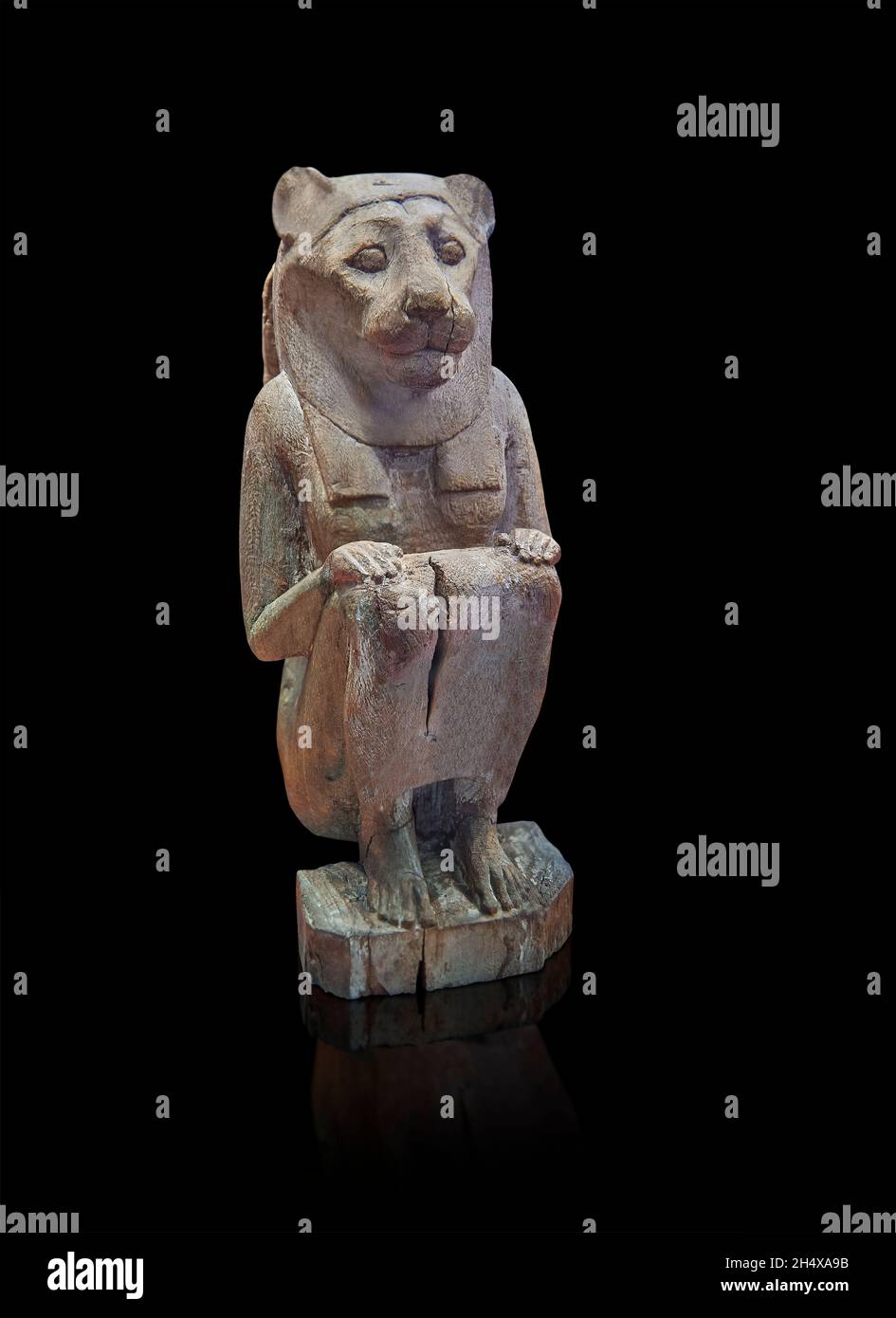 scultura di statua egizia tolemaica di una dea leone, probabilmente Sekhmet , 664-332 AC, squatting. Museo del Louvre inv N2509. Foto Stock