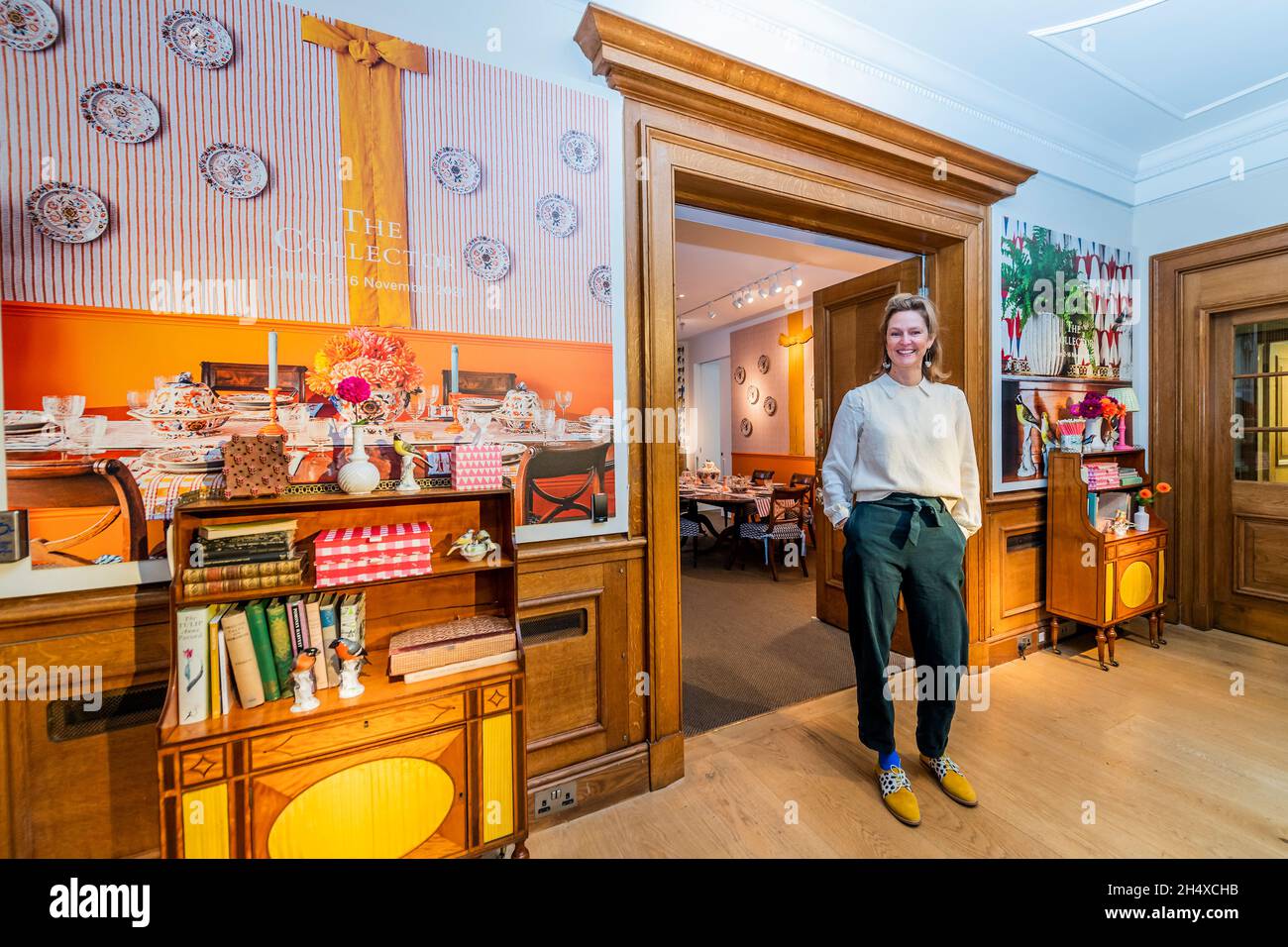 Londra, Regno Unito. 5 novembre 2021. Il designer di stampa inglese Molly Mahon (raffigurato con due vignette) di Christie's per svelare la sua collaborazione con Christie's per l'edizione autunnale del collezionista di Londra. Con oltre 320 lotti, questa vendita online è stata aperta per l'offerta il 2 novembre e sarà disponibile fino al 16 novembre. Il collezionista riunisce i migliori mobili europei e inglesi, sculture, ceramiche, argenti, scatole d'oro e orologi dal XVII al XIX secolo. Credit: Guy Bell/Alamy Live News Foto Stock