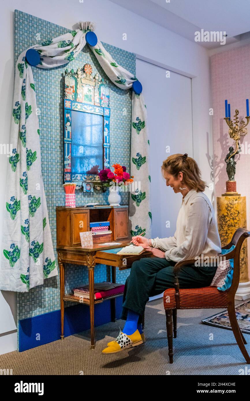 Londra, Regno Unito. 5 novembre 2021. Thinking Space - il designer di stampa inglese Molly Mahon (nella foto) di Christie's per svelare la sua collaborazione con Christie's per l'edizione autunnale del collezionista di Londra. Con oltre 320 lotti, questa vendita online è stata aperta per l'offerta il 2 novembre e sarà disponibile fino al 16 novembre. Il collezionista riunisce i migliori mobili europei e inglesi, sculture, ceramiche, argenti, scatole d'oro e orologi dal XVII al XIX secolo. Credit: Guy Bell/Alamy Live News Foto Stock