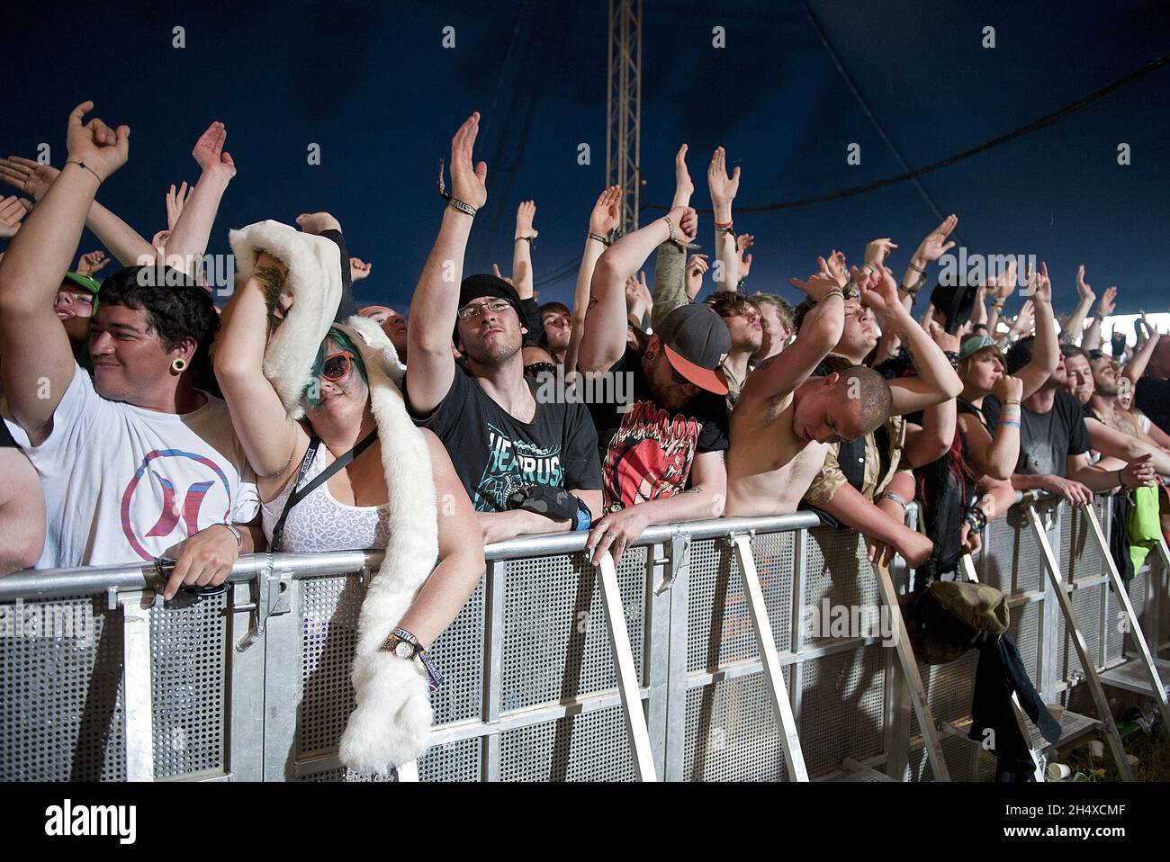 Festival Goers durante il Download Festival che si tiene a Donington Park  Foto stock - Alamy