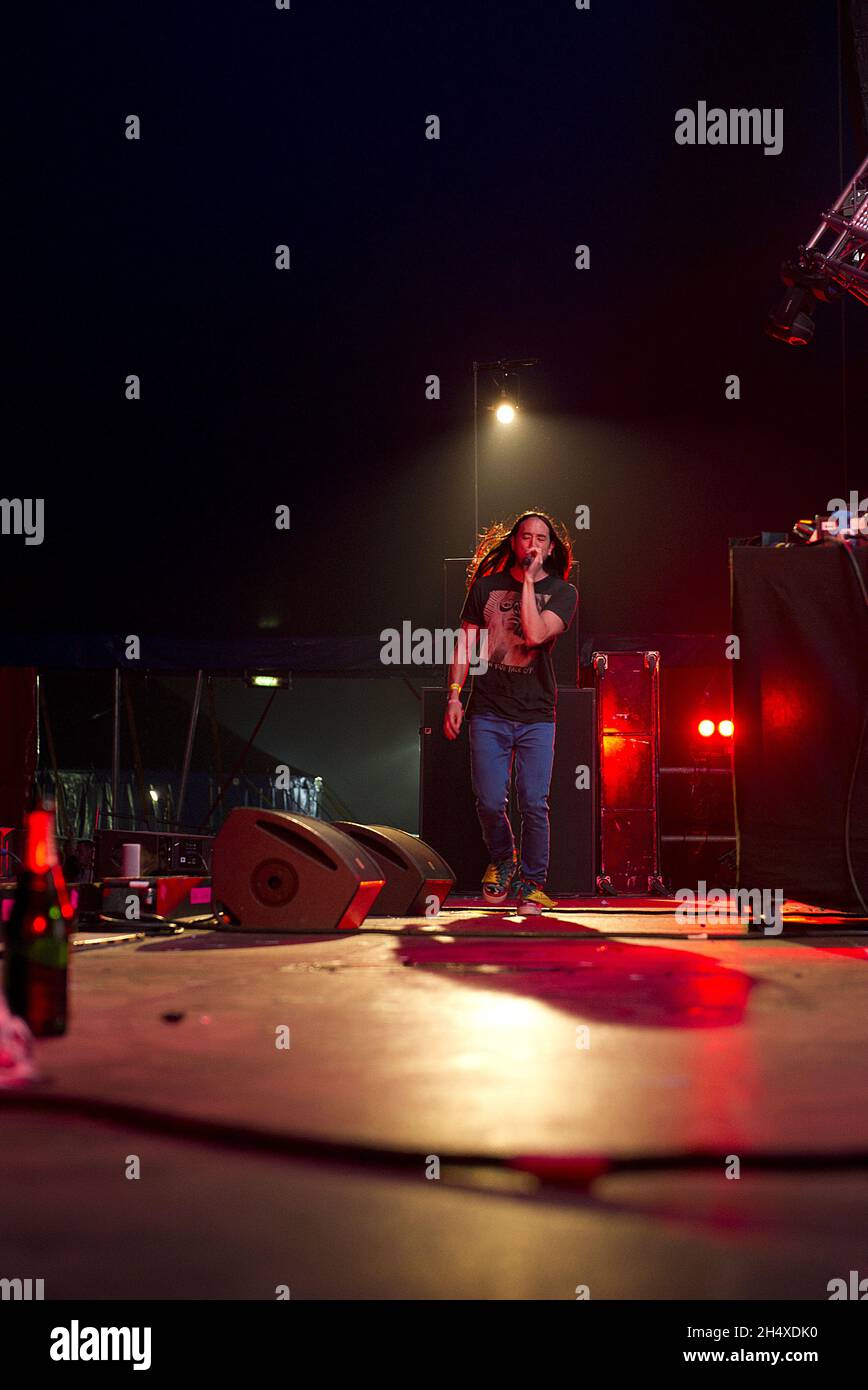 Steve Aoki si esibisce sul palco il giorno 2 del Global Gathering 2013 a Long Marston Airfield, Stratford upon Avon. Foto Stock