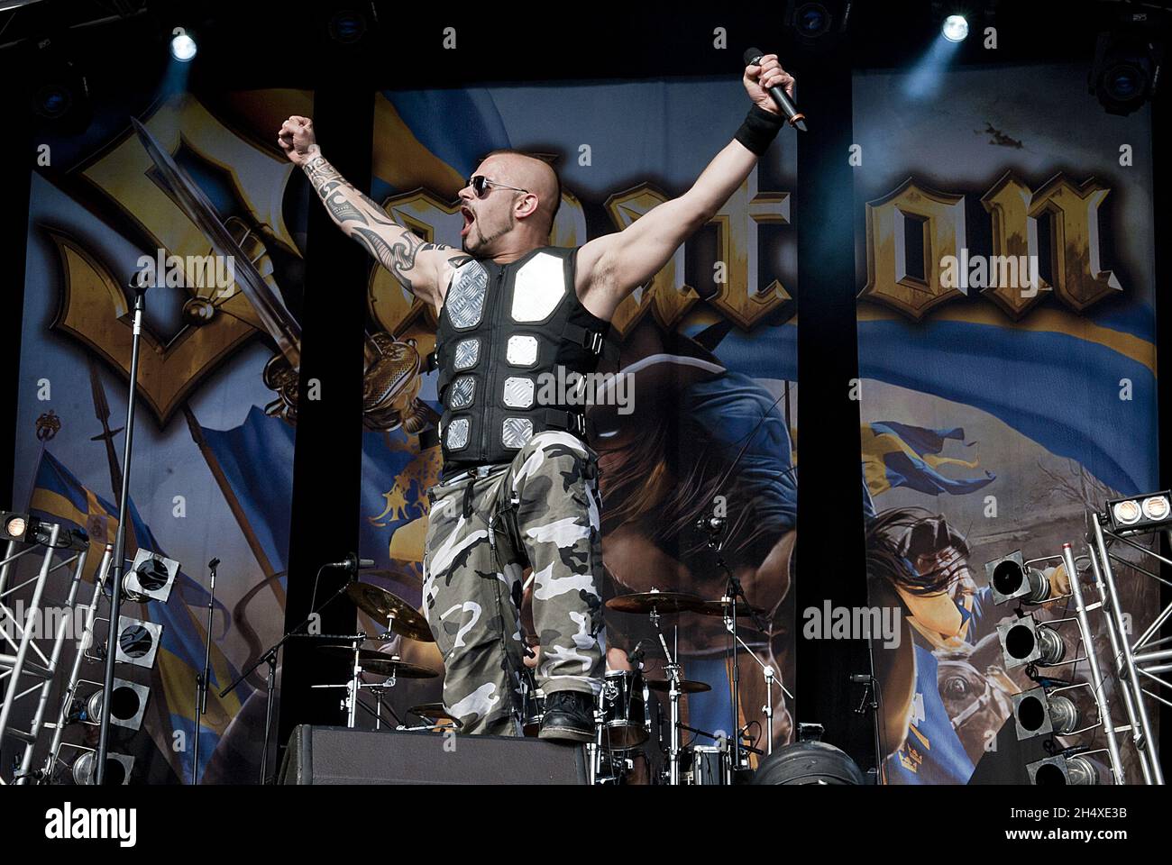 Joakim Broden di Sabaton si esibirà sul palco il giorno 2 al Bloodstock Open Air Festival 2013 presso la Catton Hall il 10 agosto 2013. Foto Stock